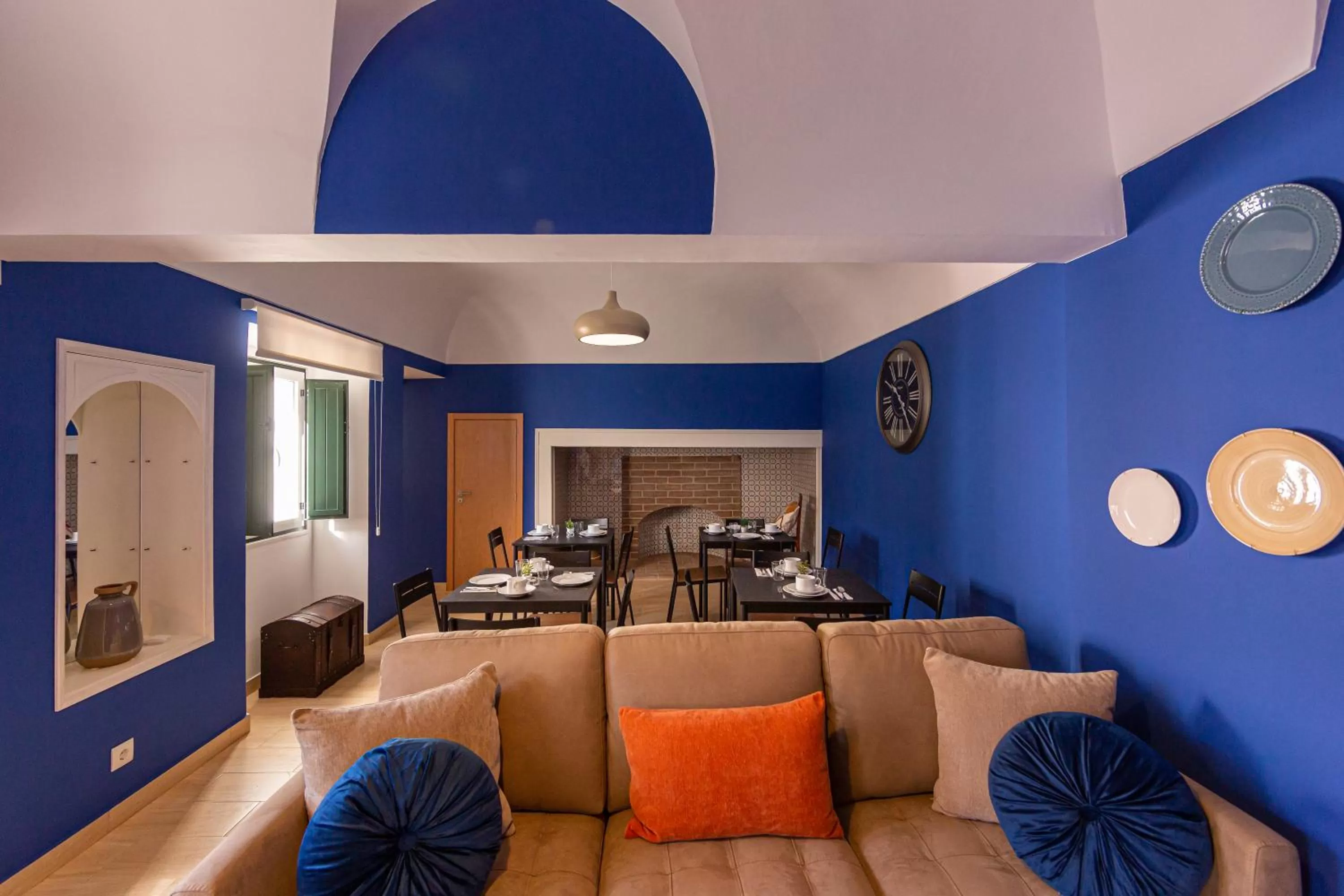 Communal lounge/ TV room, Seating Area in Luxury Palm Suites