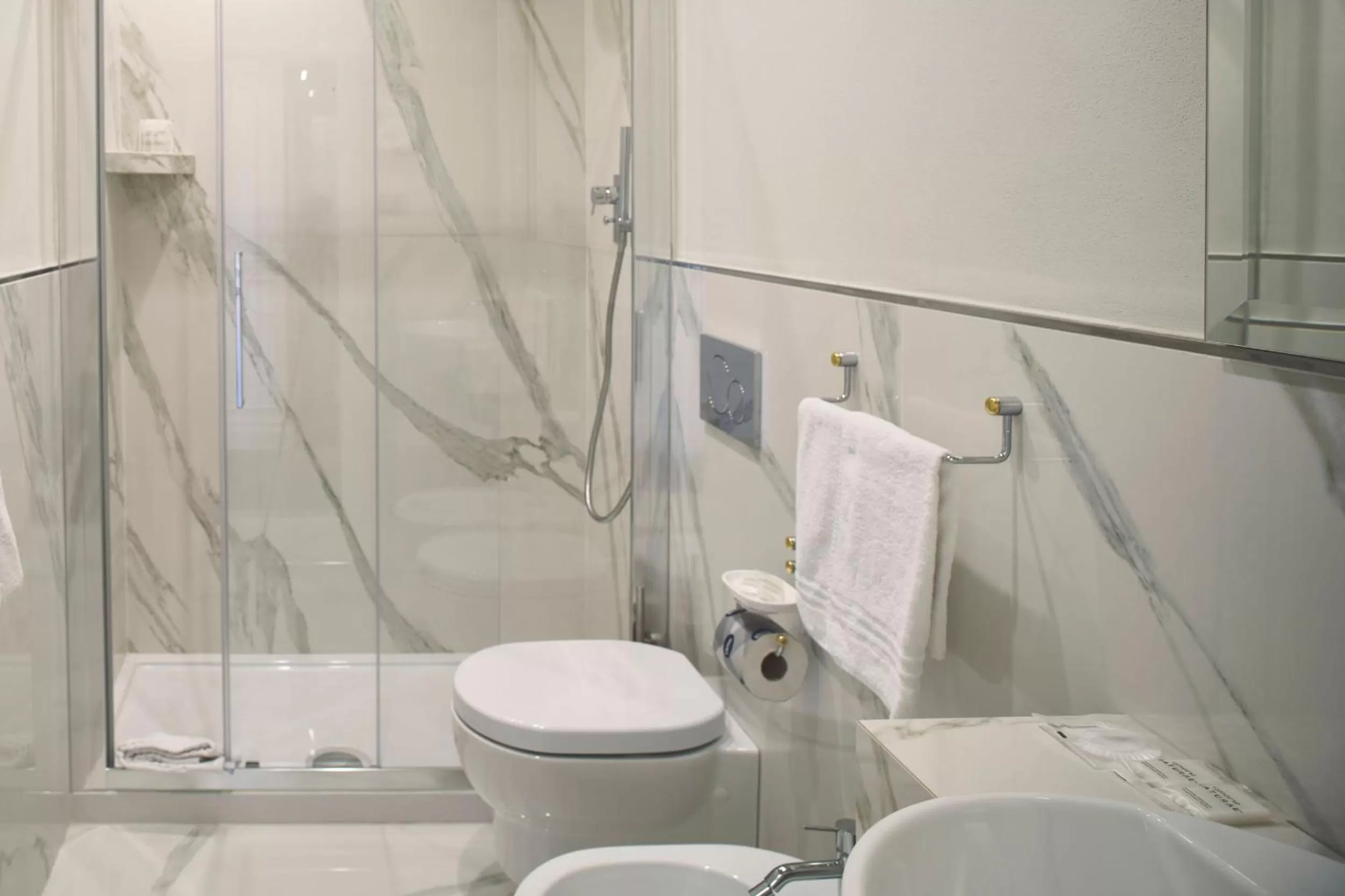 Shower in Albergo Chiusarelli