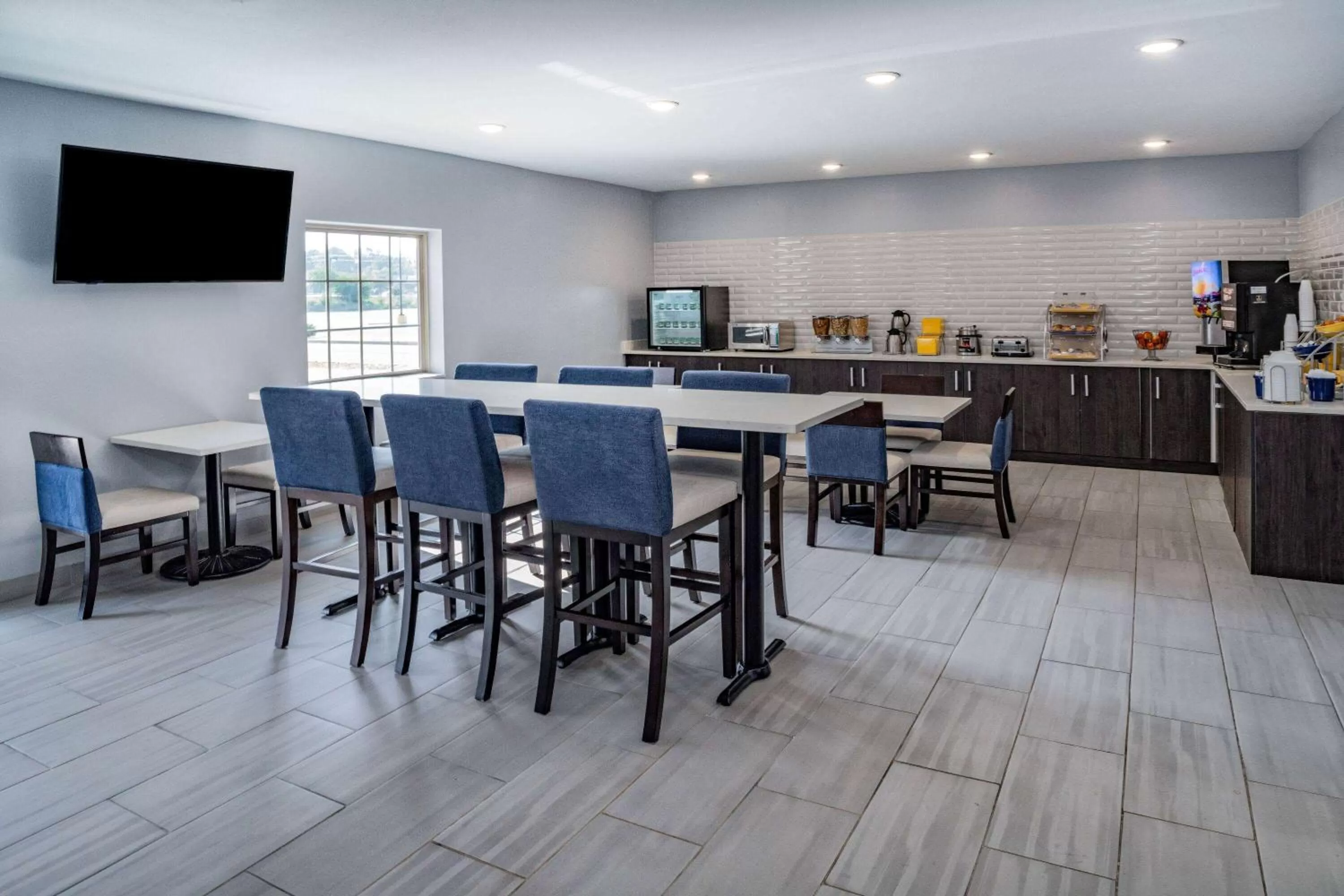 Breakfast in Days Inn & Suites by Wyndham Horn Lake - Memphis Graceland