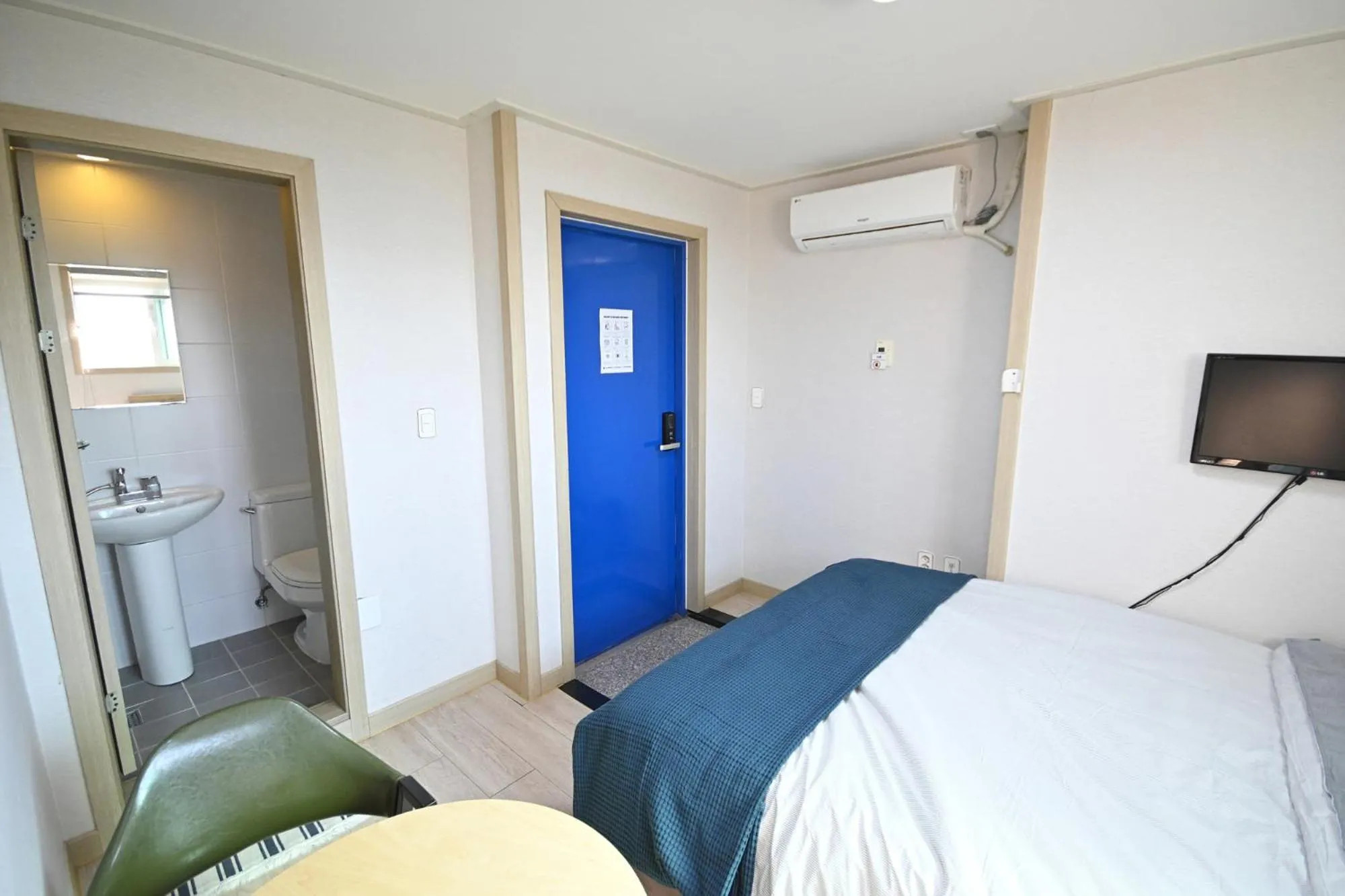 Bedroom, Bed in Twin Rabbit Guesthouse