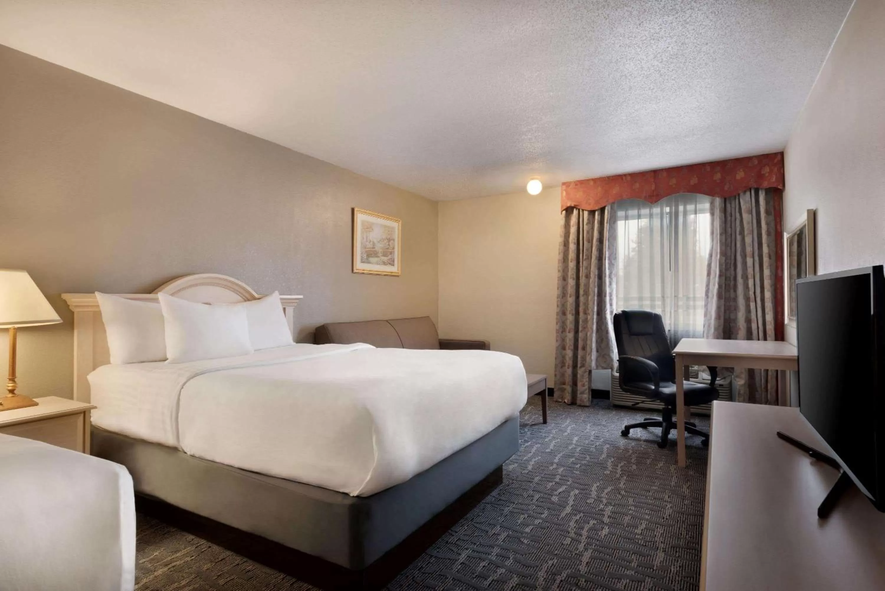 Photo of the whole room, Bed in Baymont by Wyndham Des Moines North
