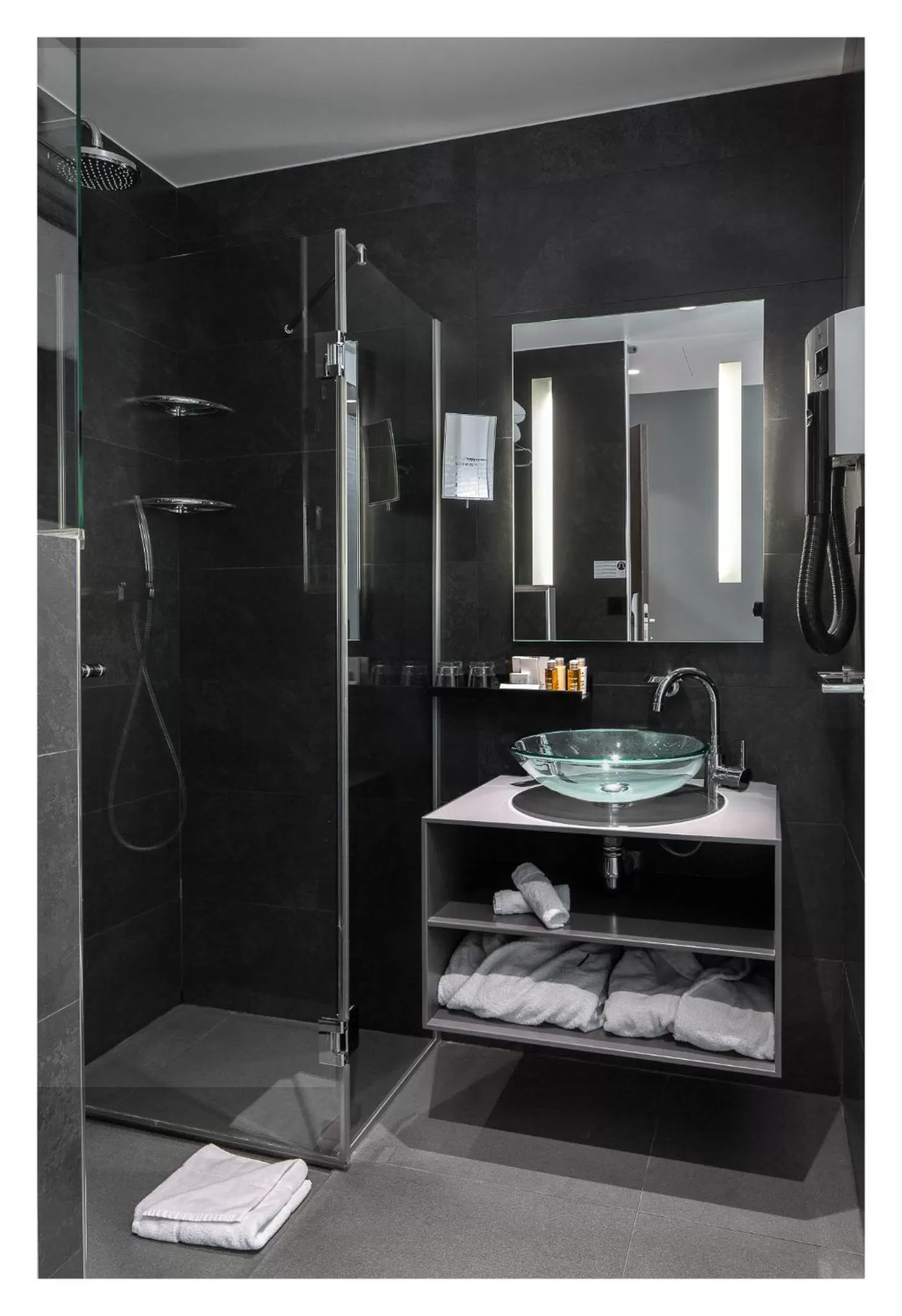 Shower in Lyric Hotel Paris Opera