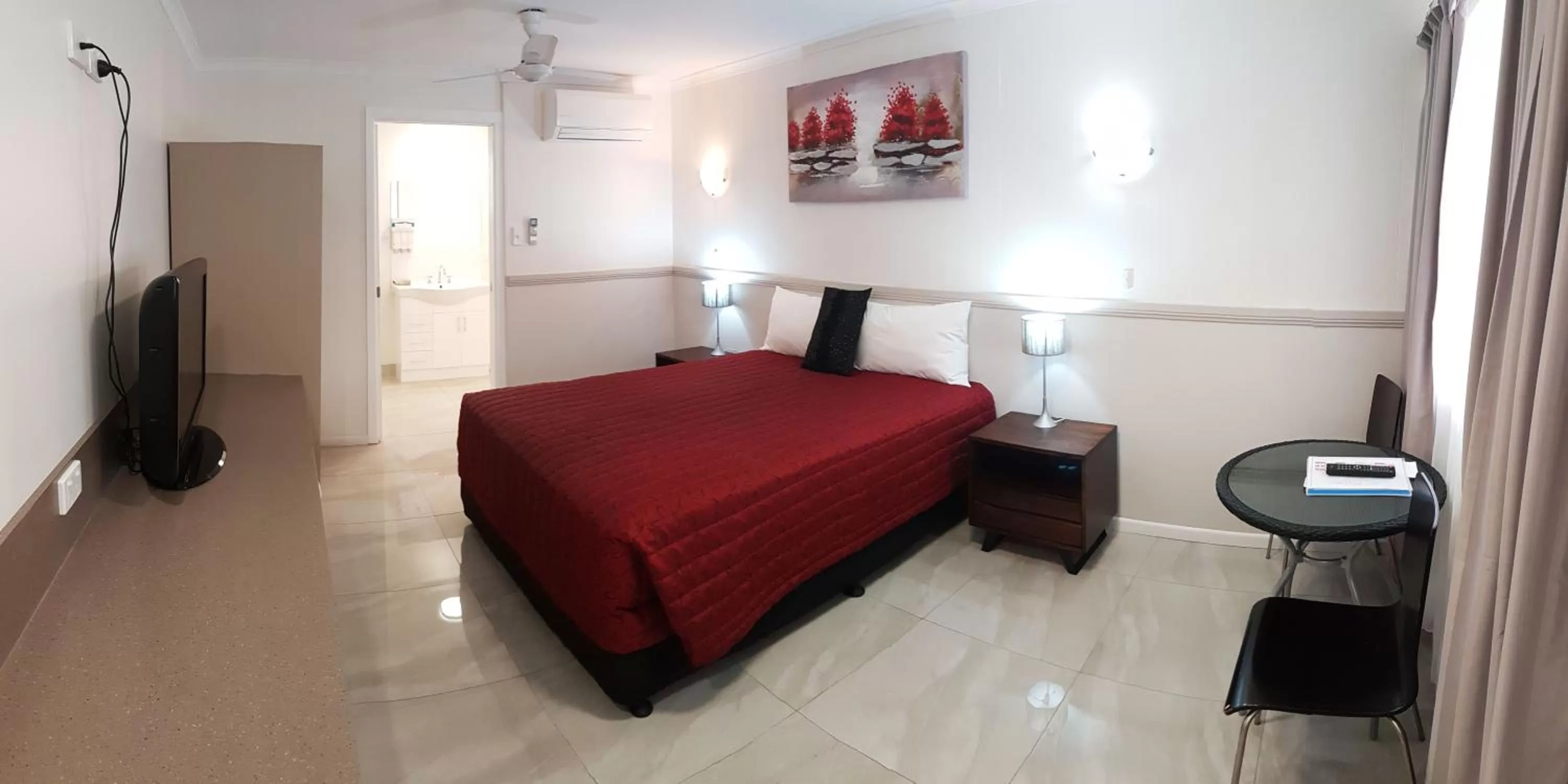 Photo of the whole room, Bed in Miners Lodge Motor Inn