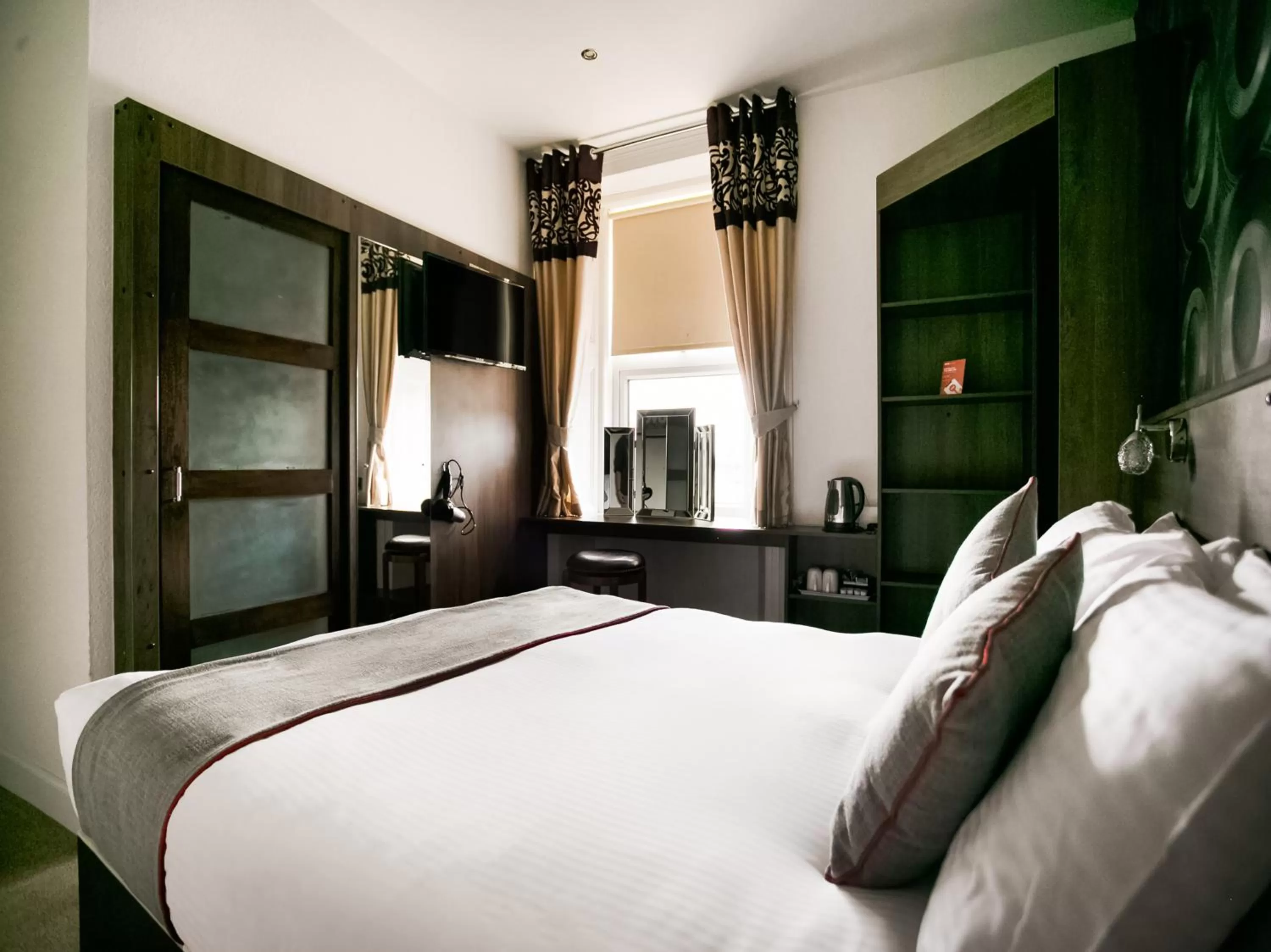 Photo of the whole room, Bed in Corner Hotel