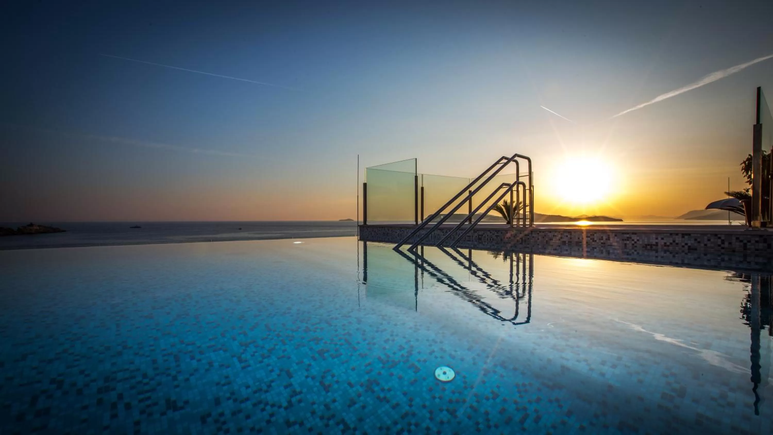 Spring in Royal Blue Hotel