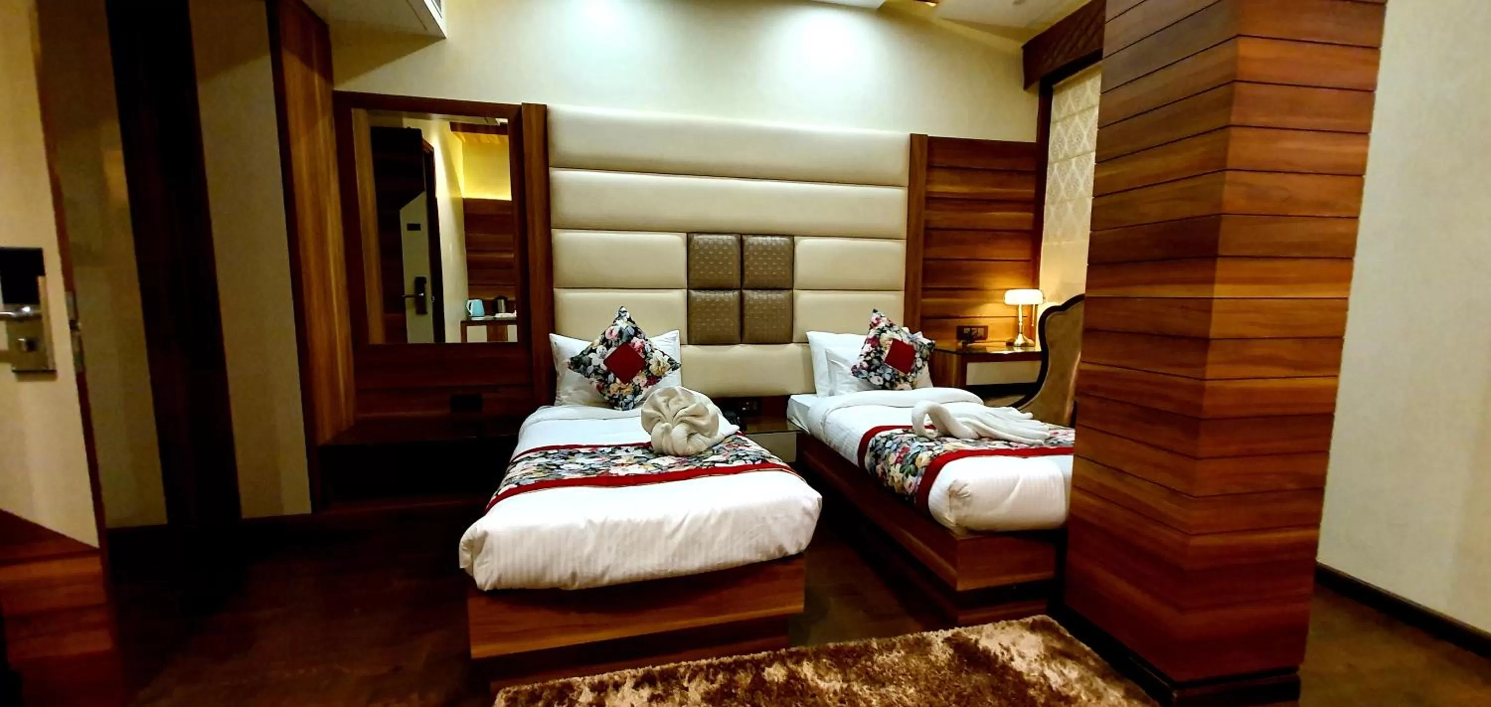 Bed in Hotel Makhan Residency