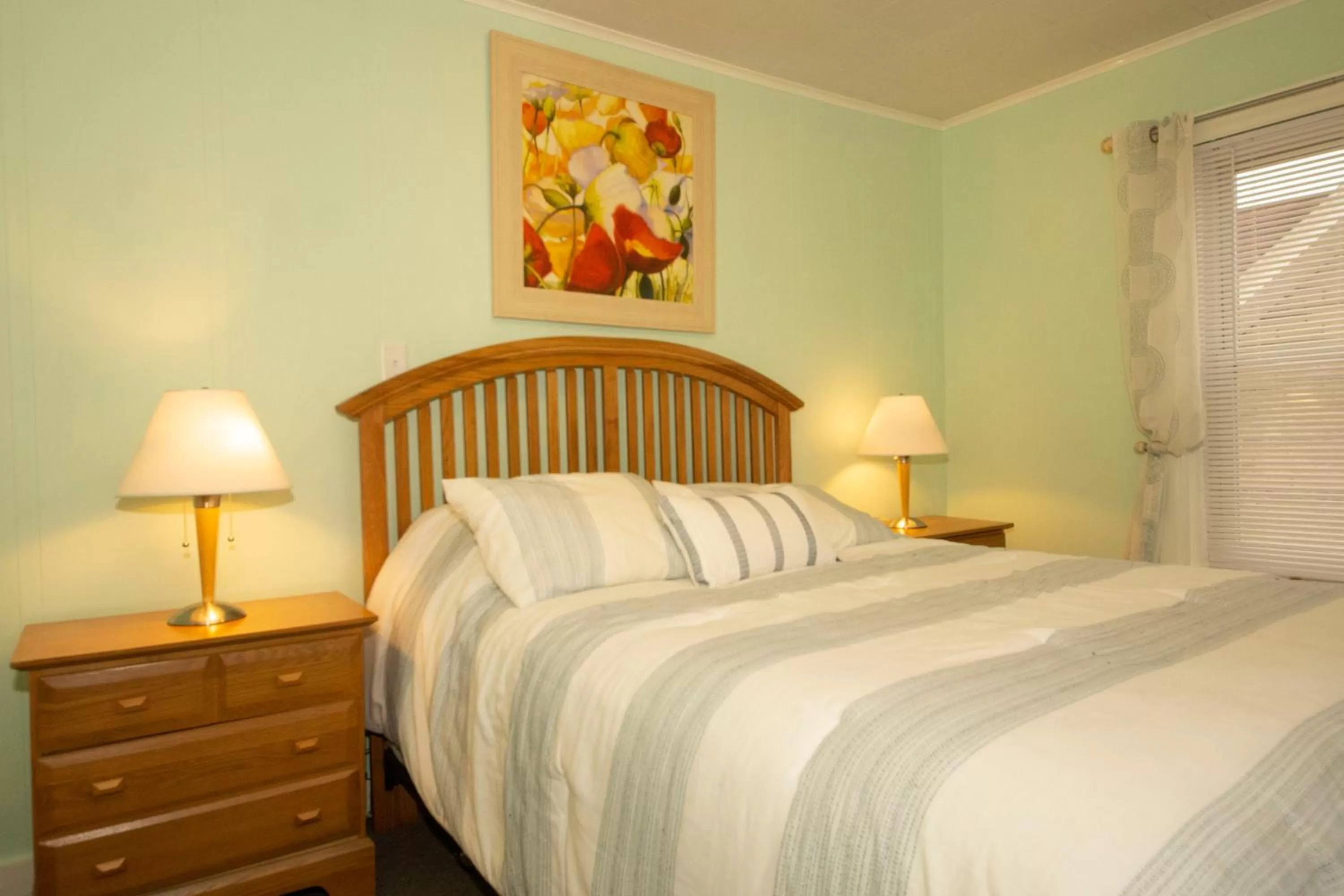 Bedroom, Bed in Simmons Motel and Suites