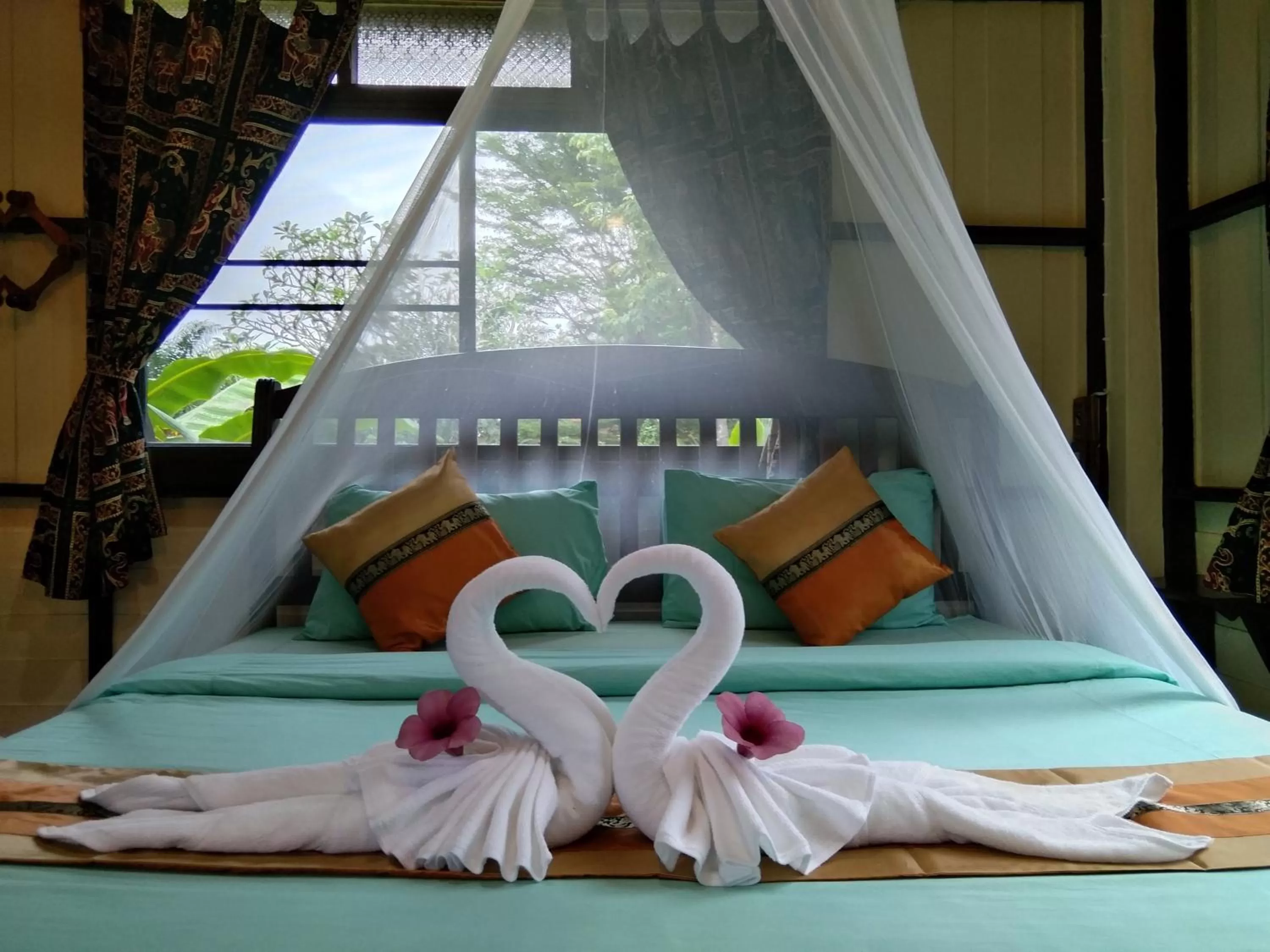 Bed in Khao Sok River & Jungle Resort
