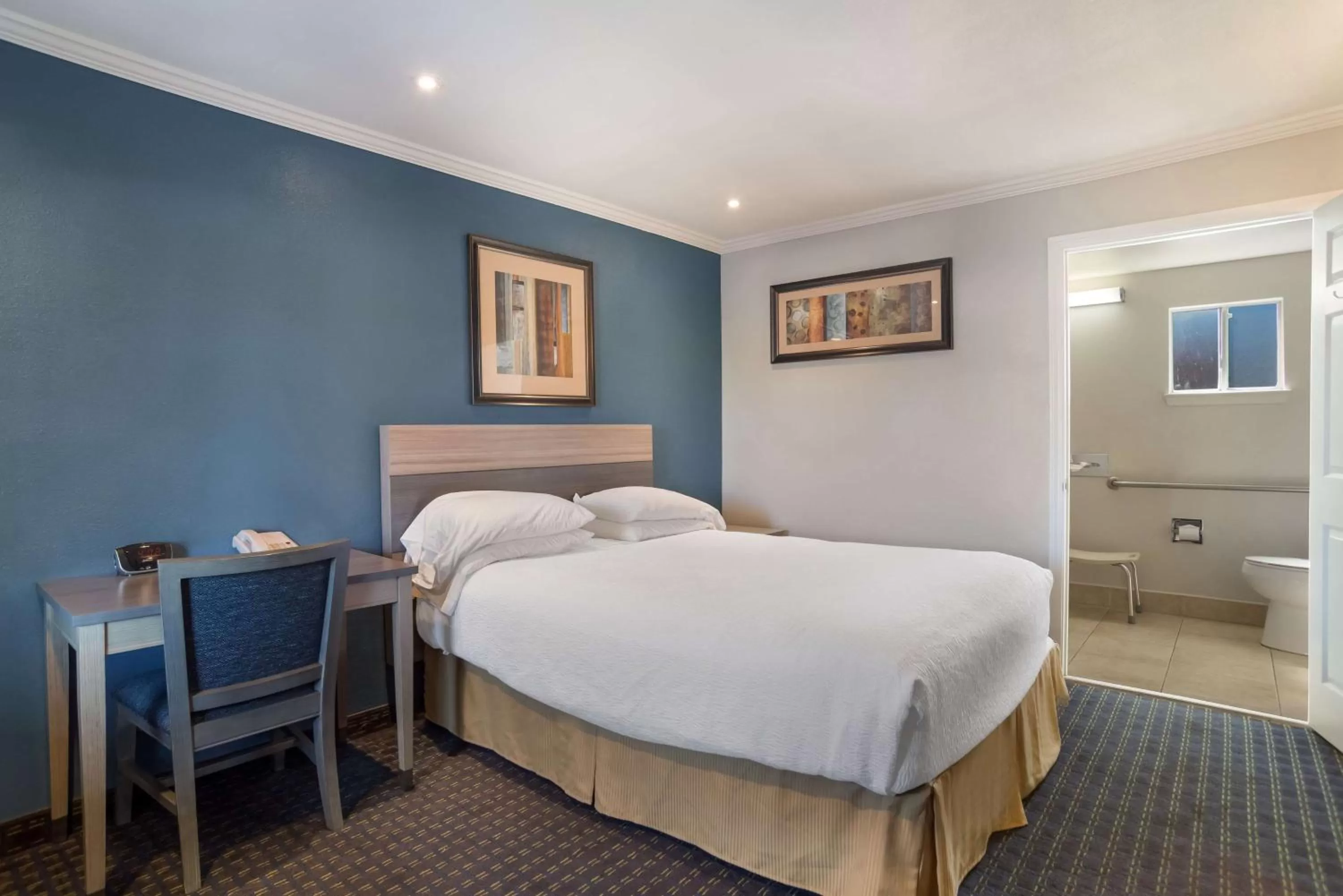 Queen Room with Bath Tub - Disability Access in SureStay Hotel by Best Western San Rafael