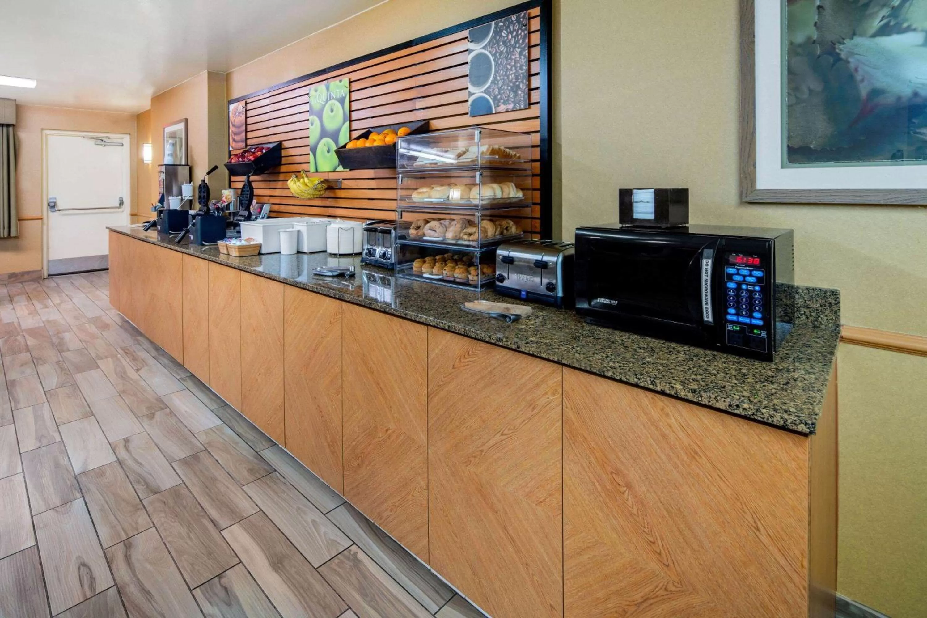 Restaurant/places to eat in La Quinta Inn & Suites by Wyndham Irvine Spectrum