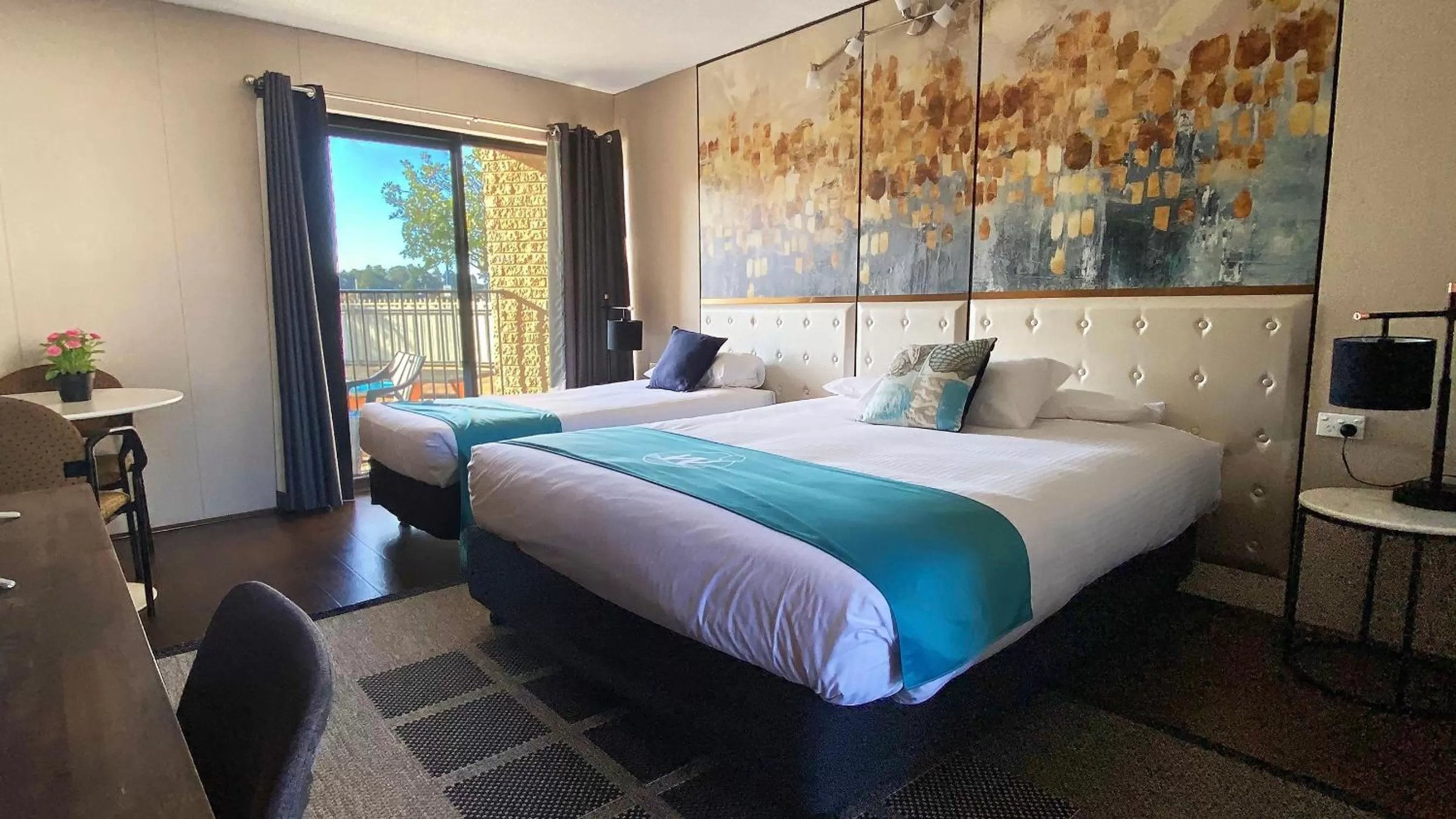 Photo of the whole room, Bed in Mariners on the Waterfront