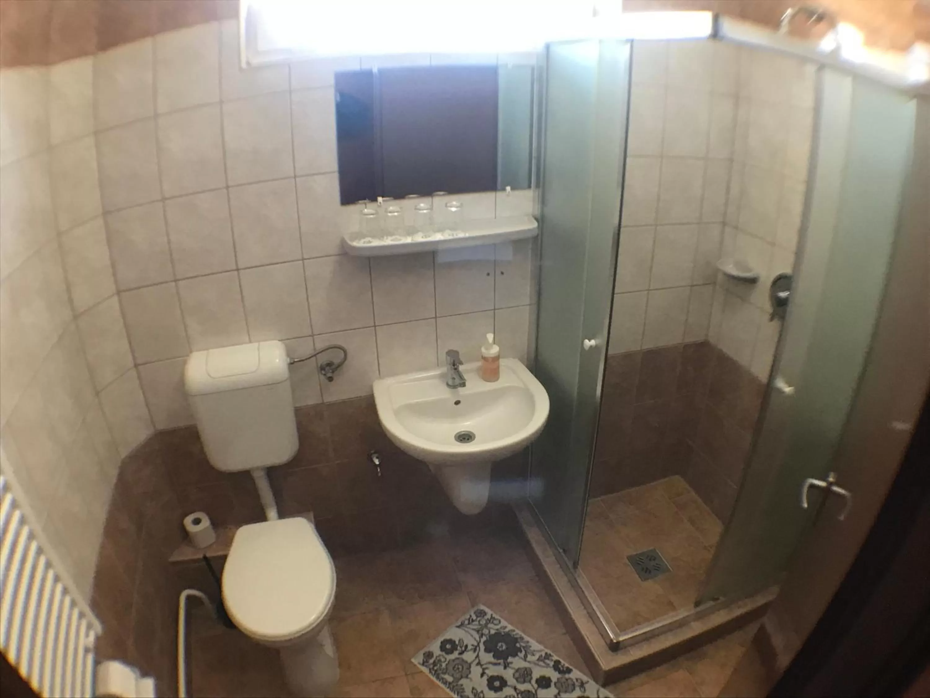 Bathroom in Romantik Étterem - Panzió