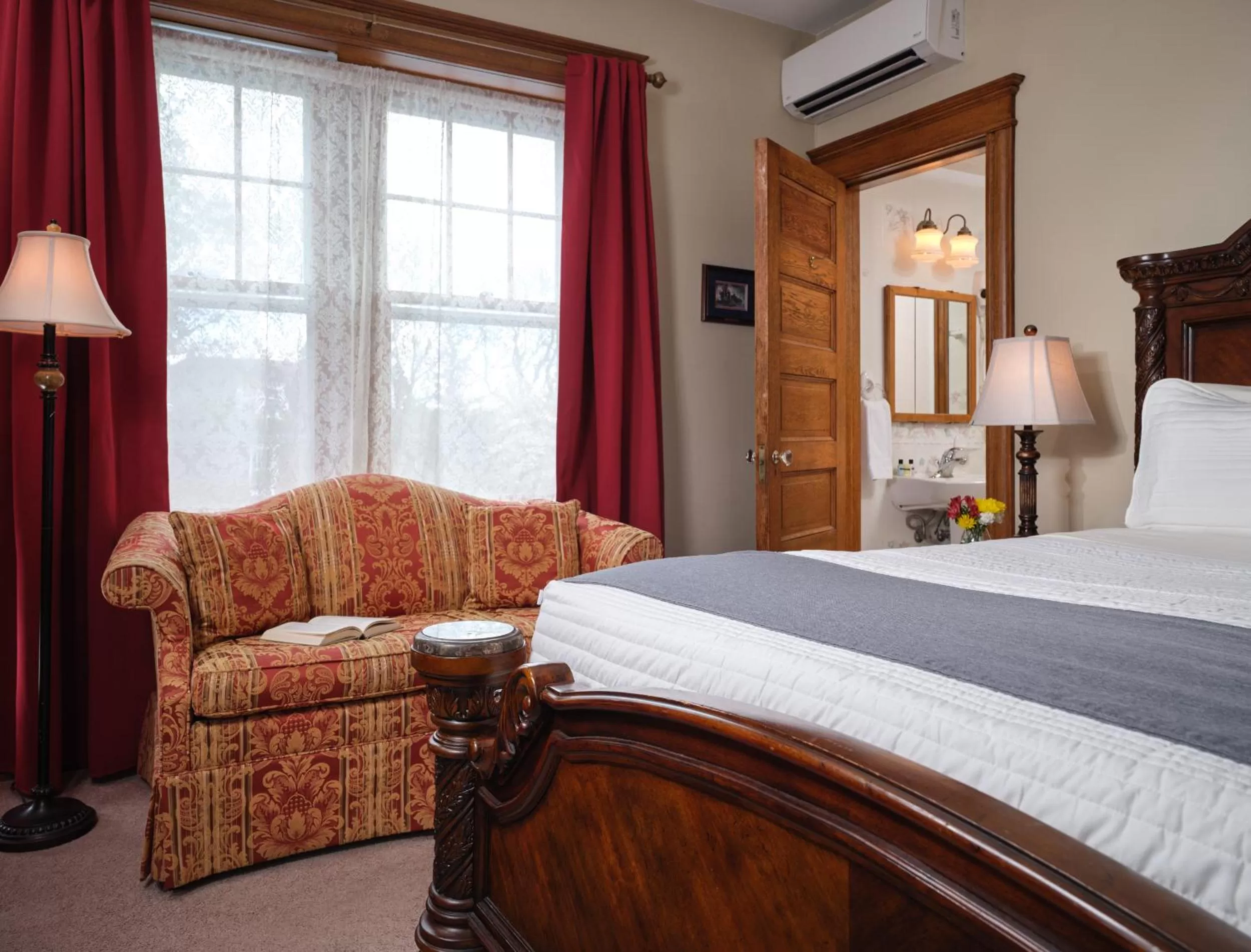 Seating area, Bed in Keystone Inn Bed and Breakfast