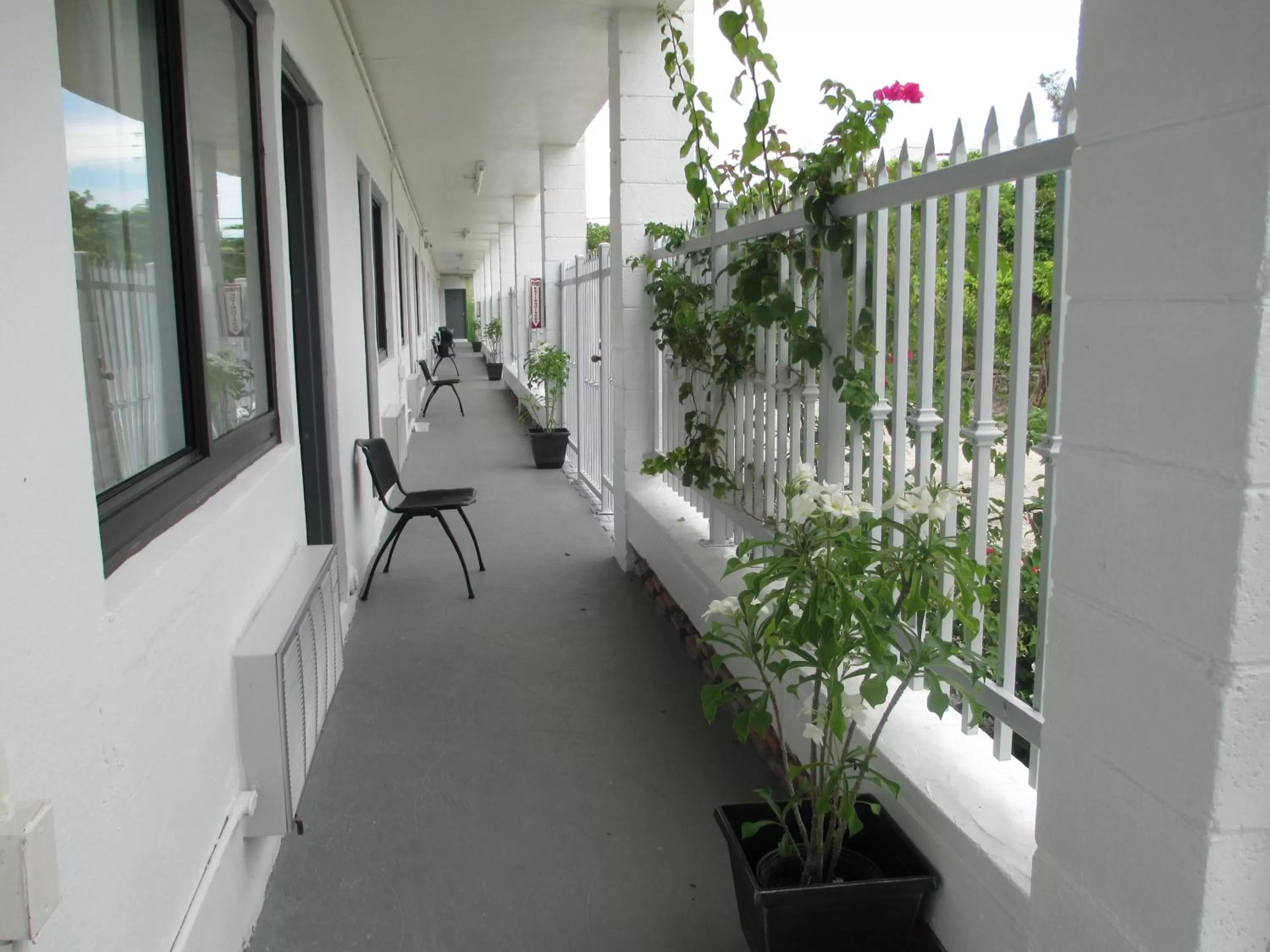 Facade/entrance in Shalimar Motel