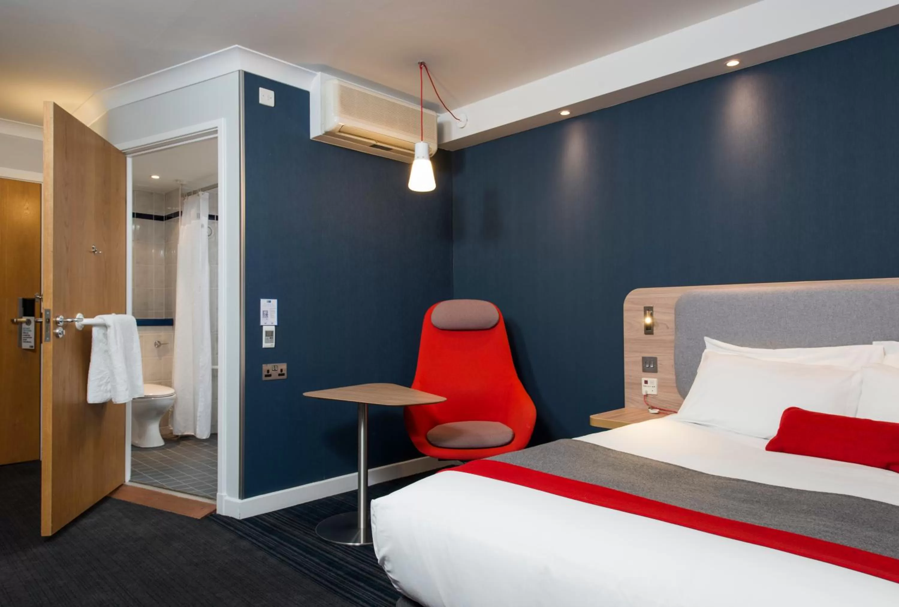 Photo of the whole room, Bed in Holiday Inn Express London Greenwich by IHG