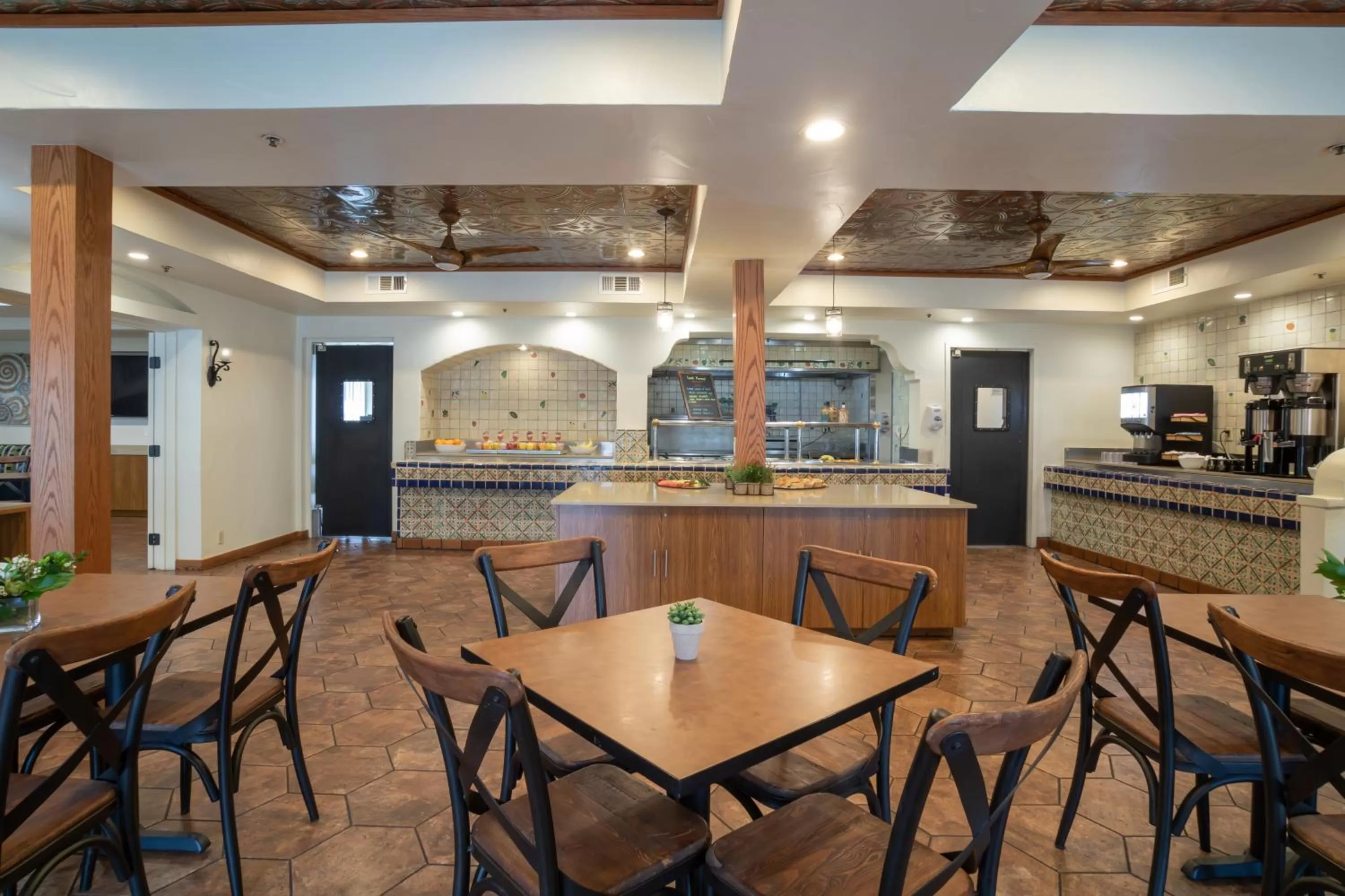 Dining area in Oxford Suites Pismo Beach
