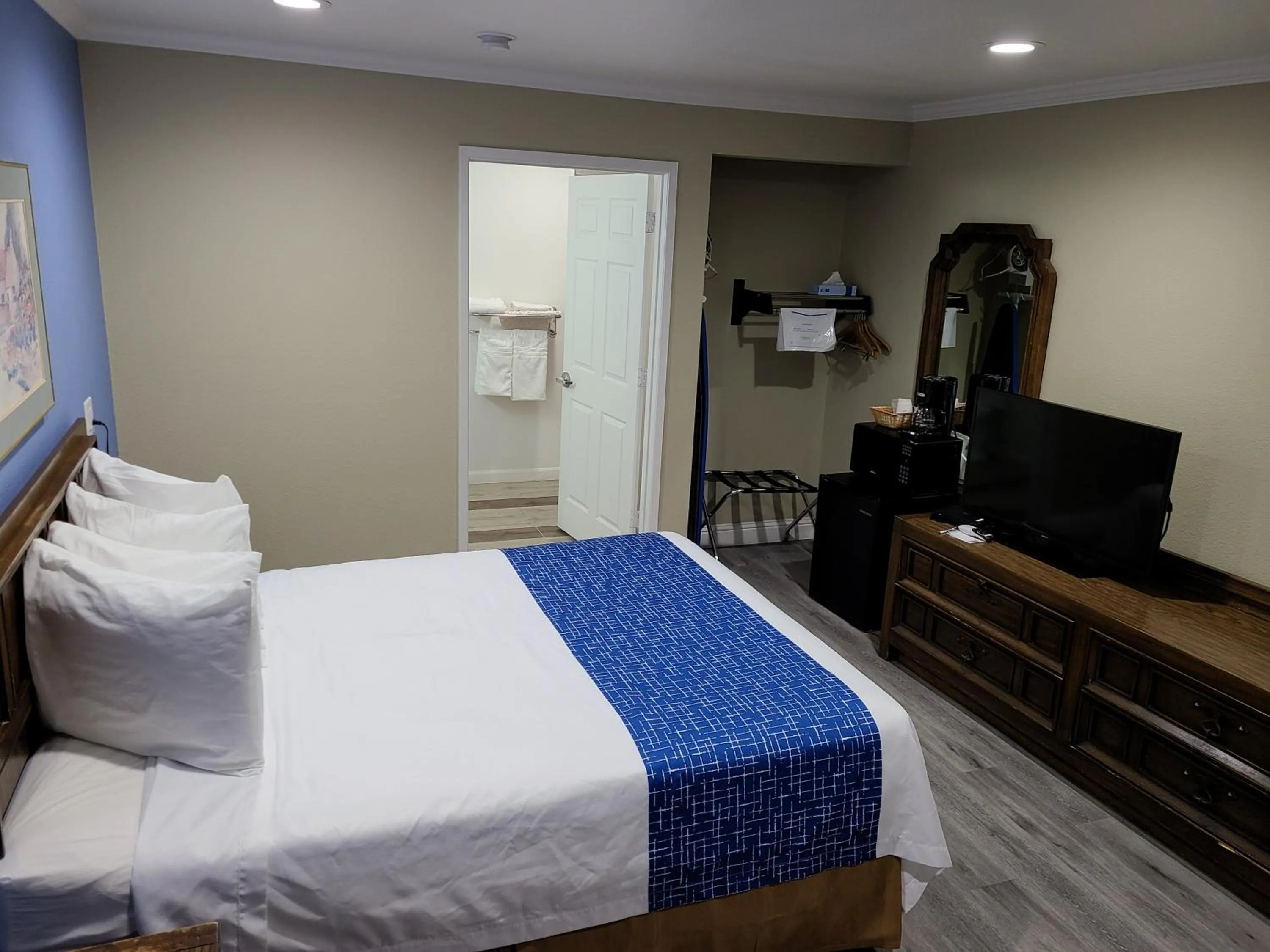 Bedroom, Bed in Travelodge by Wyndham Clearlake