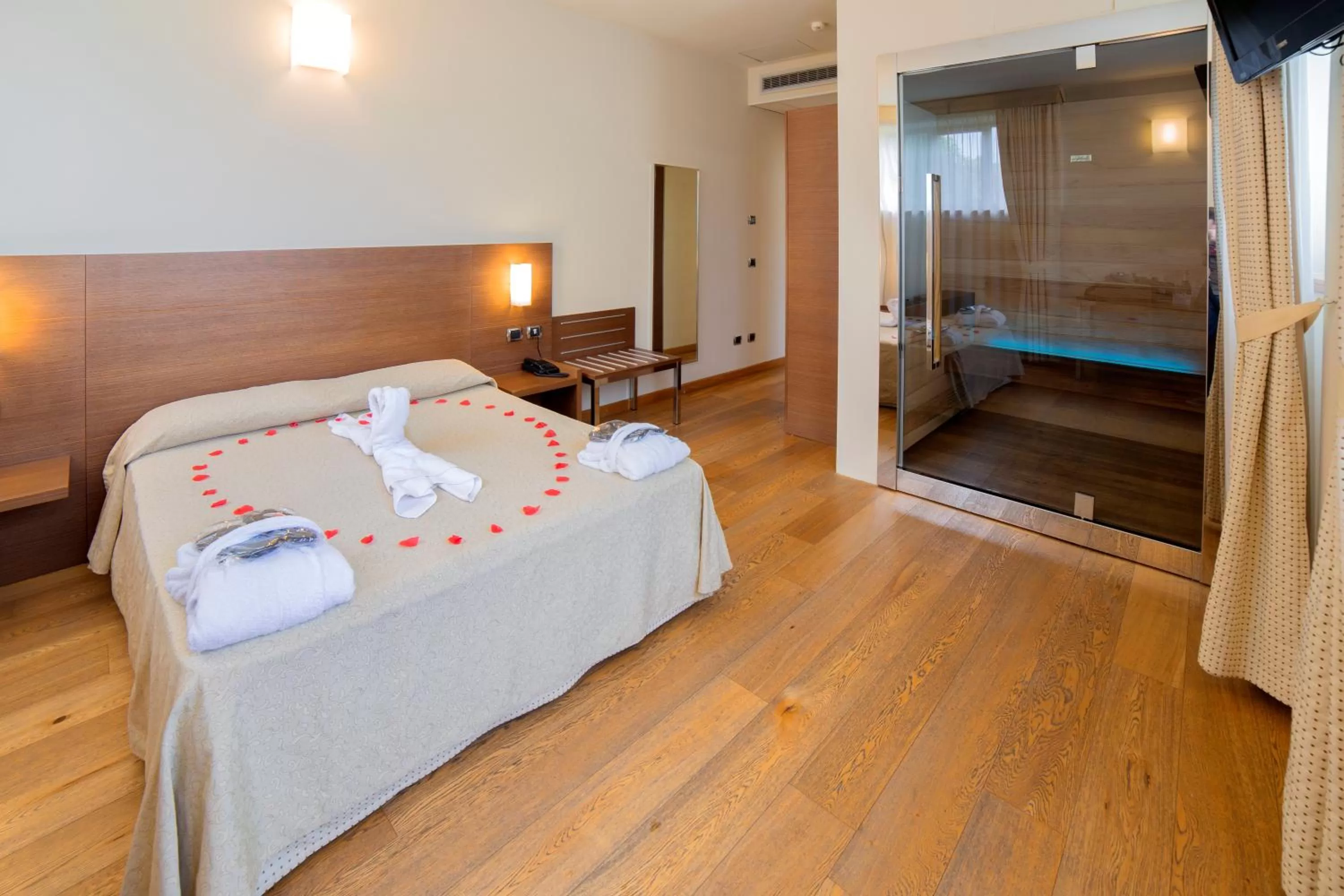 Shower, Bed in Hotel Lovere Resort & Spa