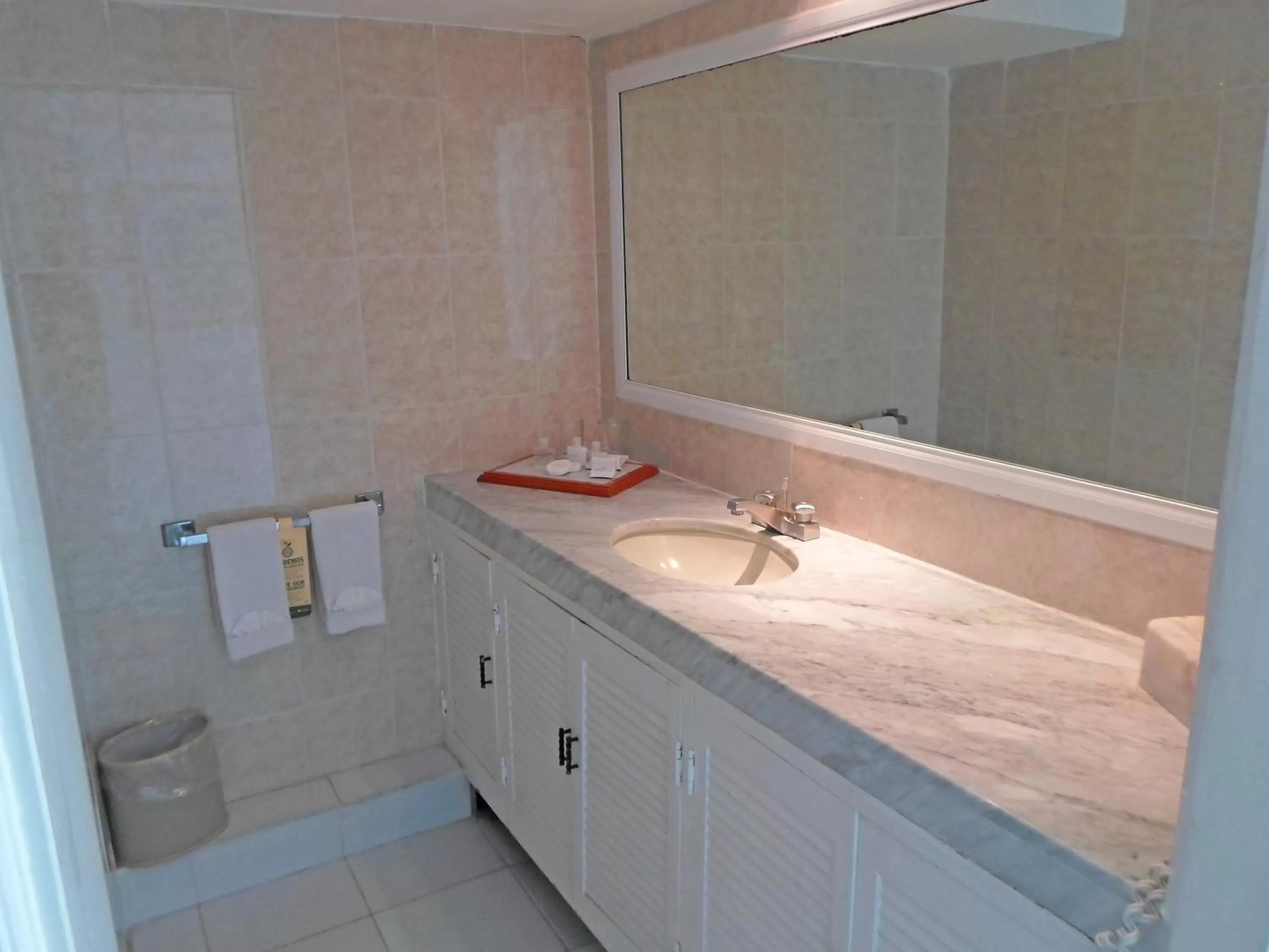 Bathroom in Calinda Beach Acapulco