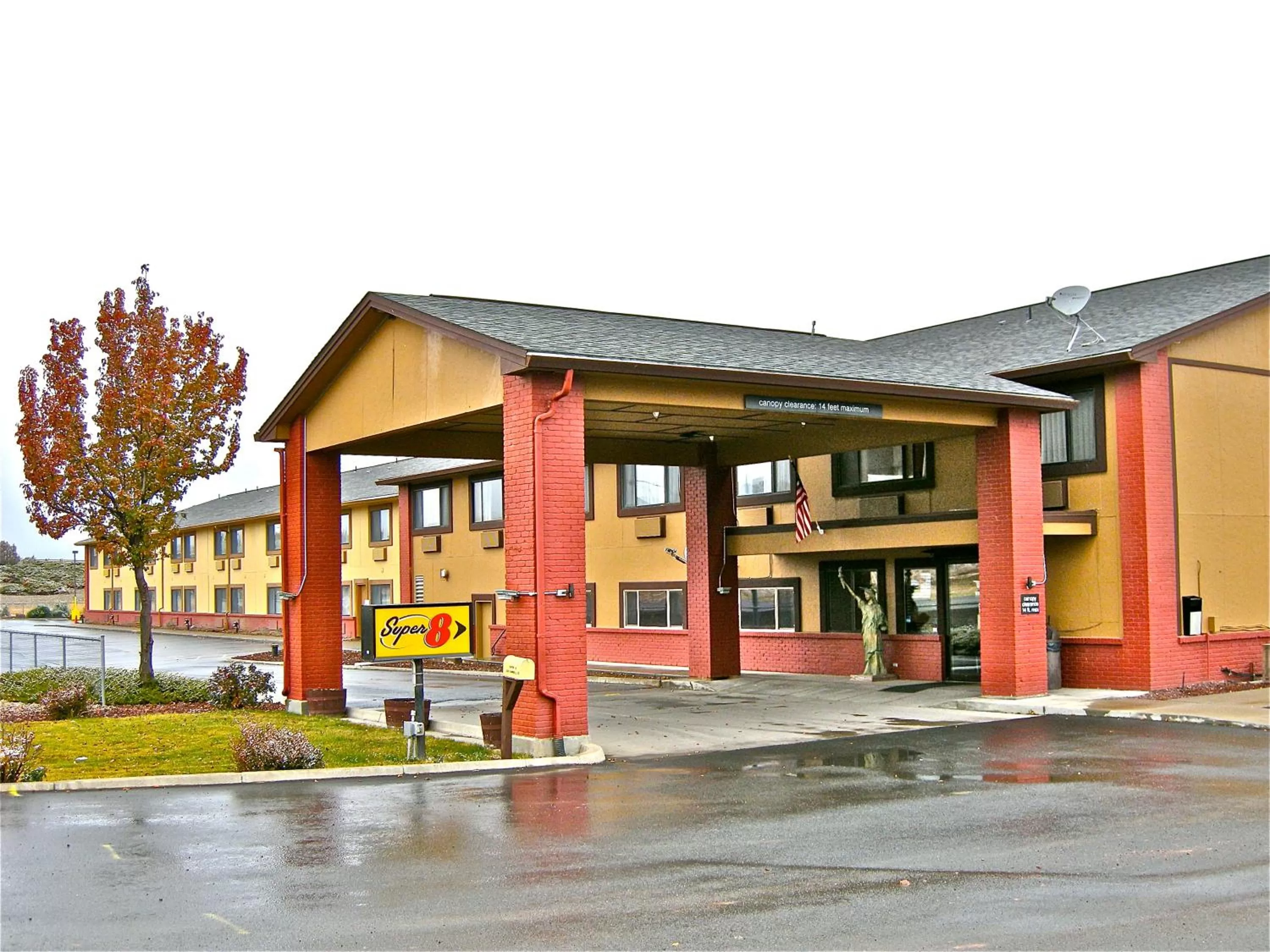 Facade/entrance in Super 8 by Wyndham Baker City