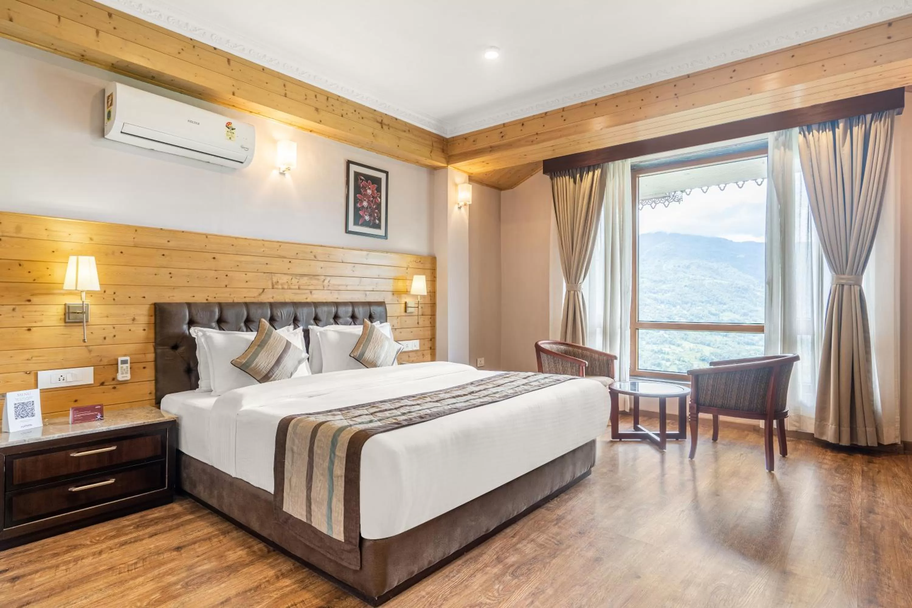 Bed in Summit Alpine Abode Hotel