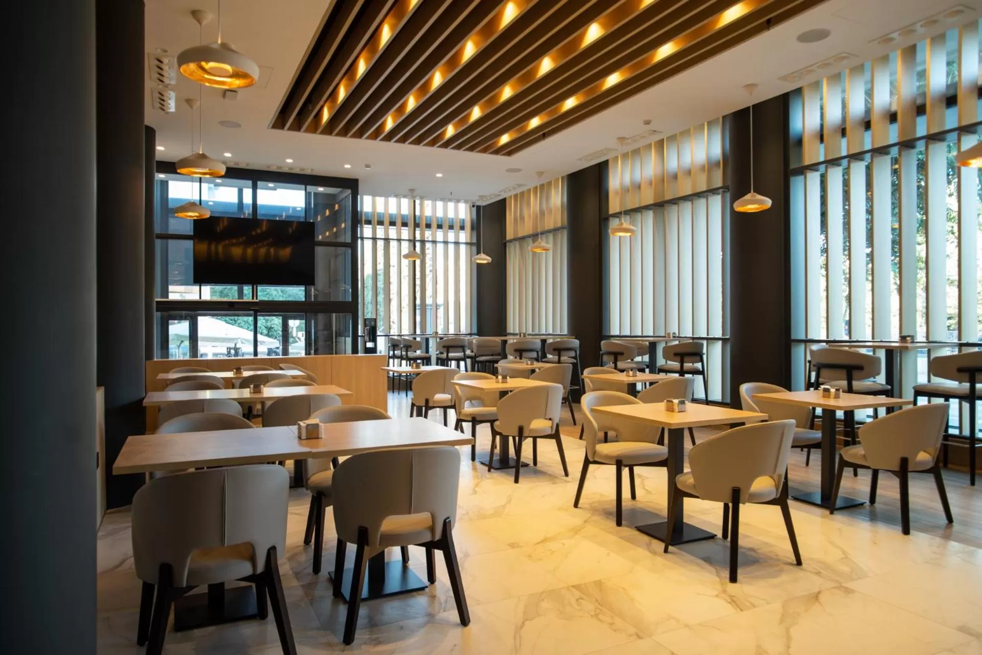 Restaurant/places to eat in Hotel Granada Center