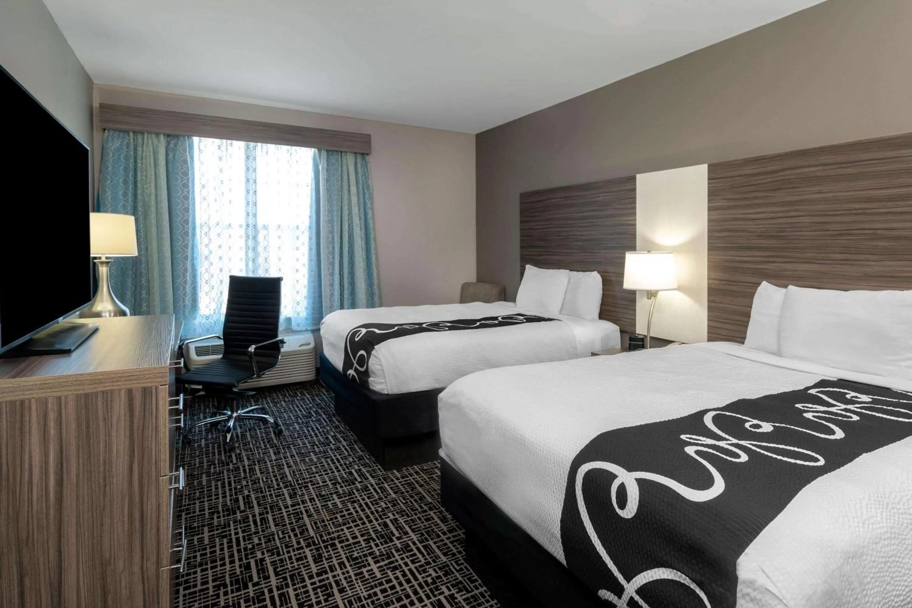 Photo of the whole room, Bed in La Quinta by Wyndham Forsyth