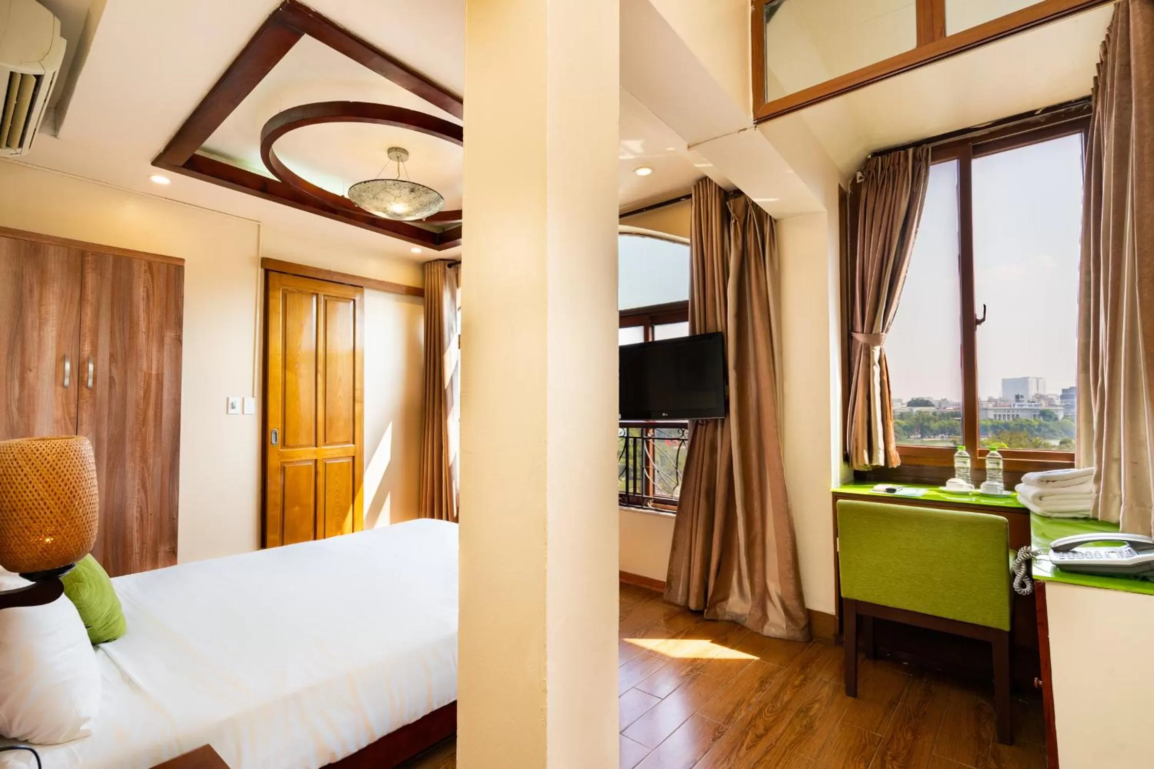 Photo of the whole room in Artisan Lakeview Hotel