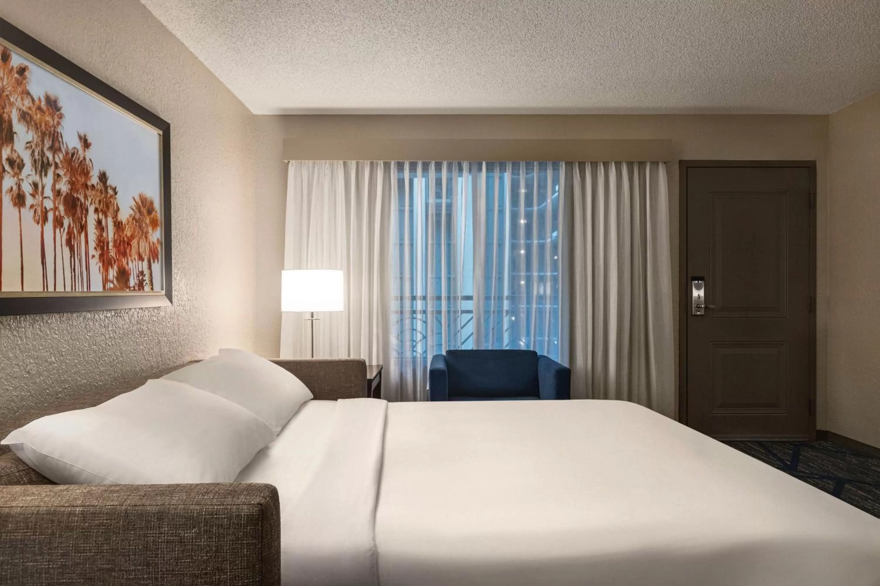 Bed in Embassy Suites by Hilton Miami International Airport