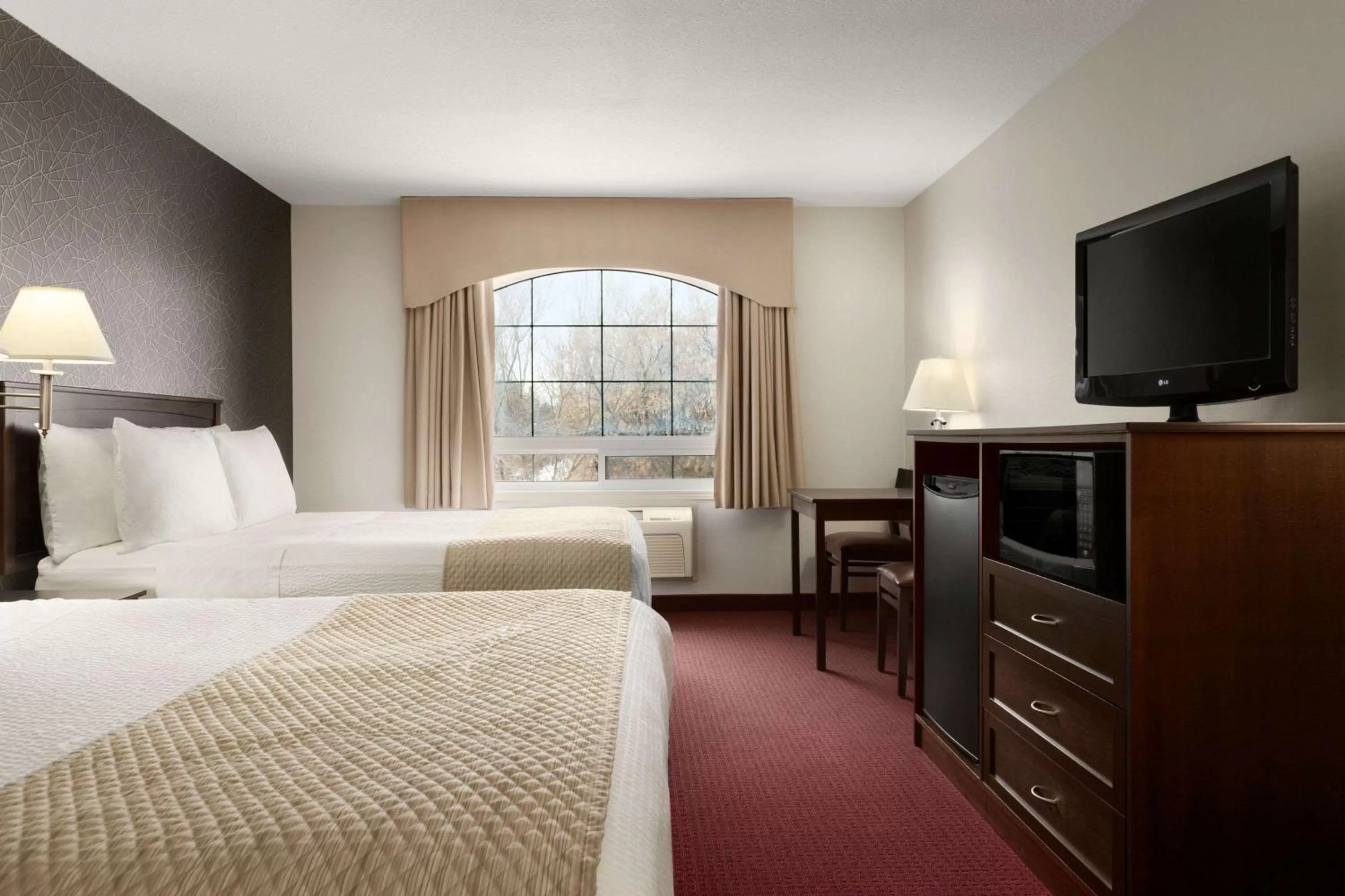 Photo of the whole room, Bed in Days Inn & Suites by Wyndham Brandon