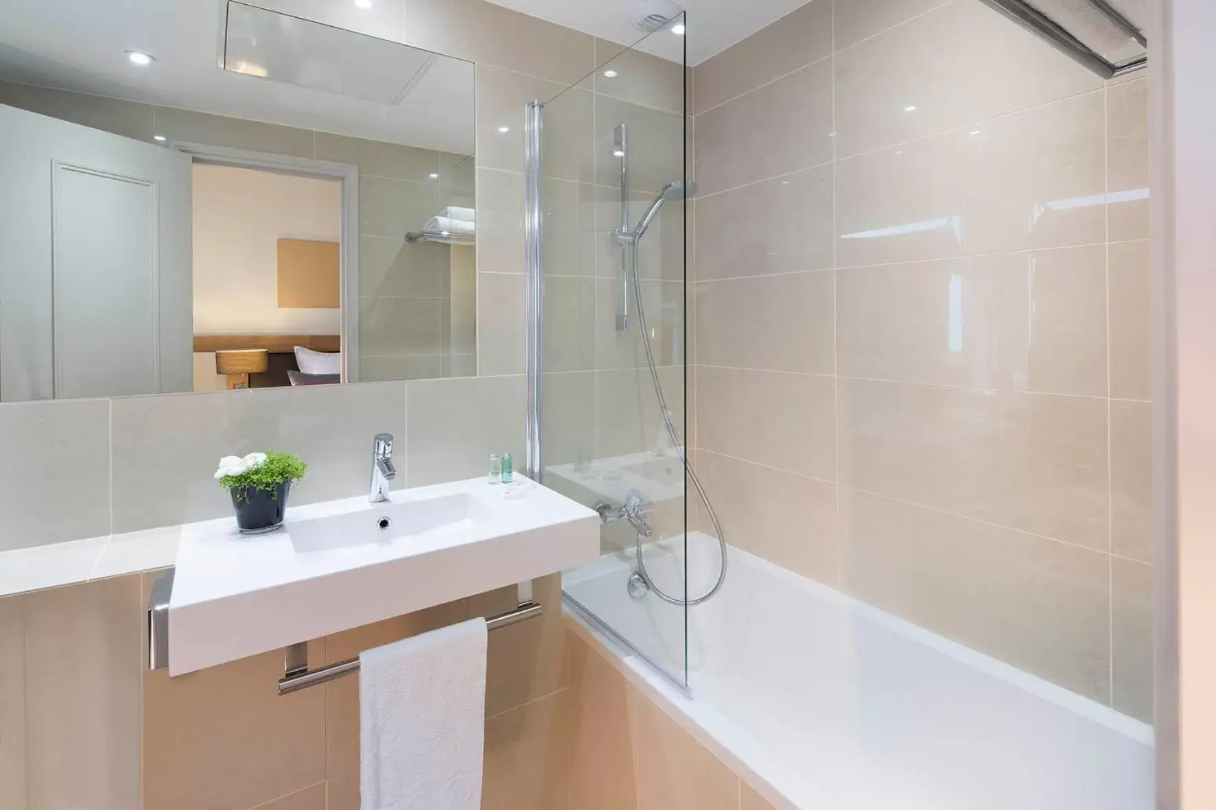 Traditional Comfort Double Room in Hôtel Galileo Champs Elysées Traditional Comfort Double Room in Hôtel Galileo Champs Elysées