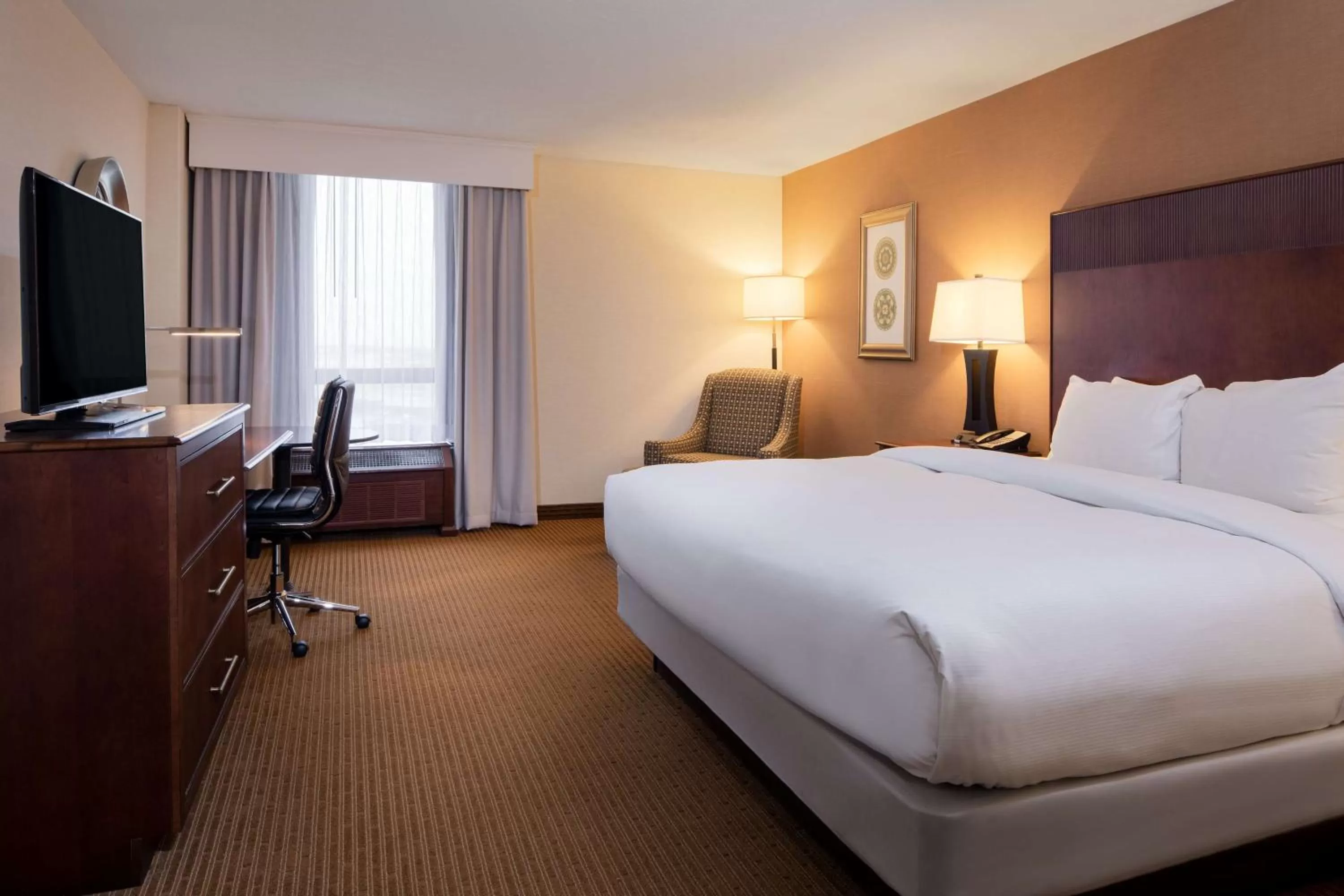Bedroom, Bed in DoubleTree by Hilton Philadelphia Airport