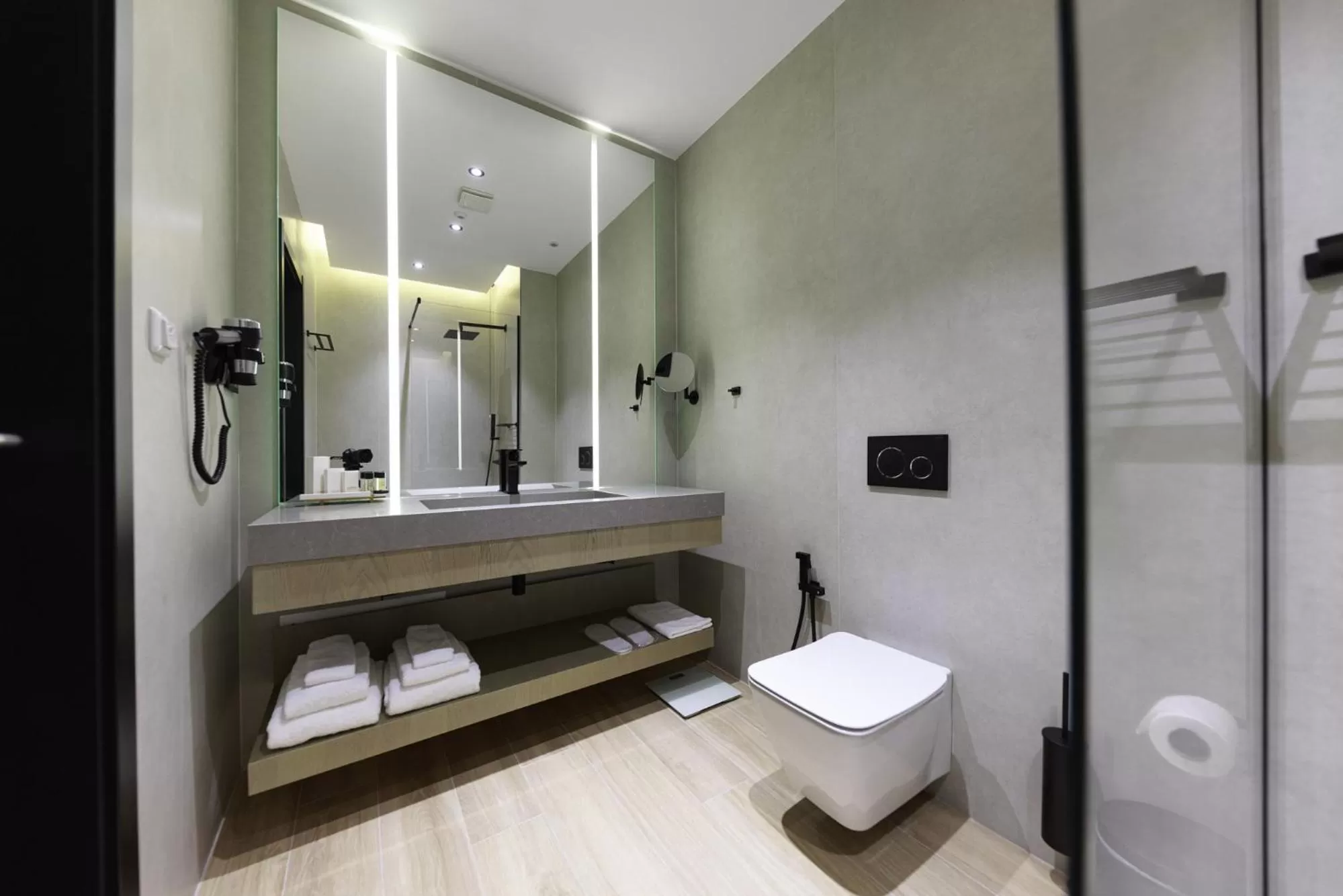 Shower, Bathroom in Hotel Uji Ftohte Tepelene