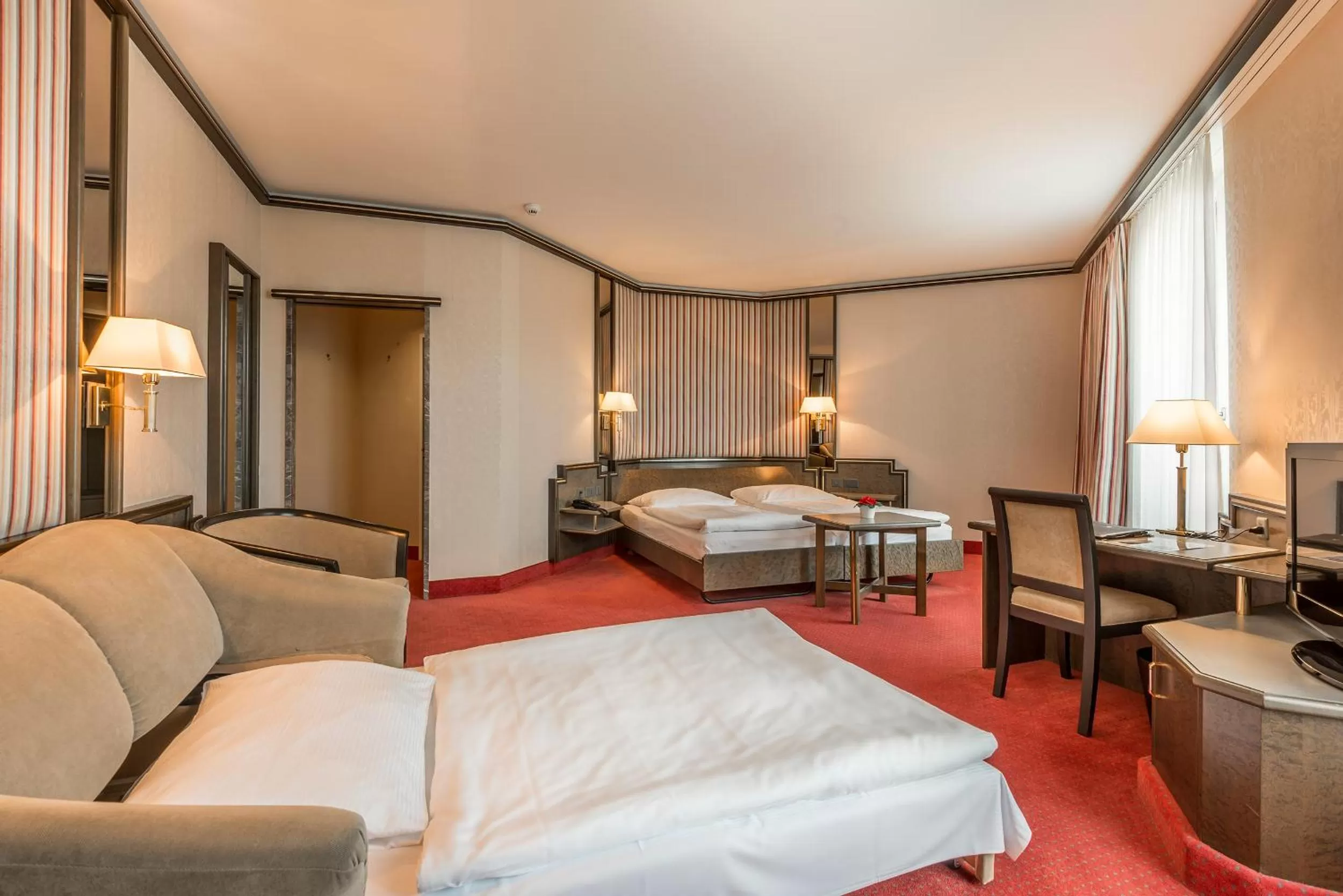 Photo of the whole room, Bed in Hotel Monopol Luzern