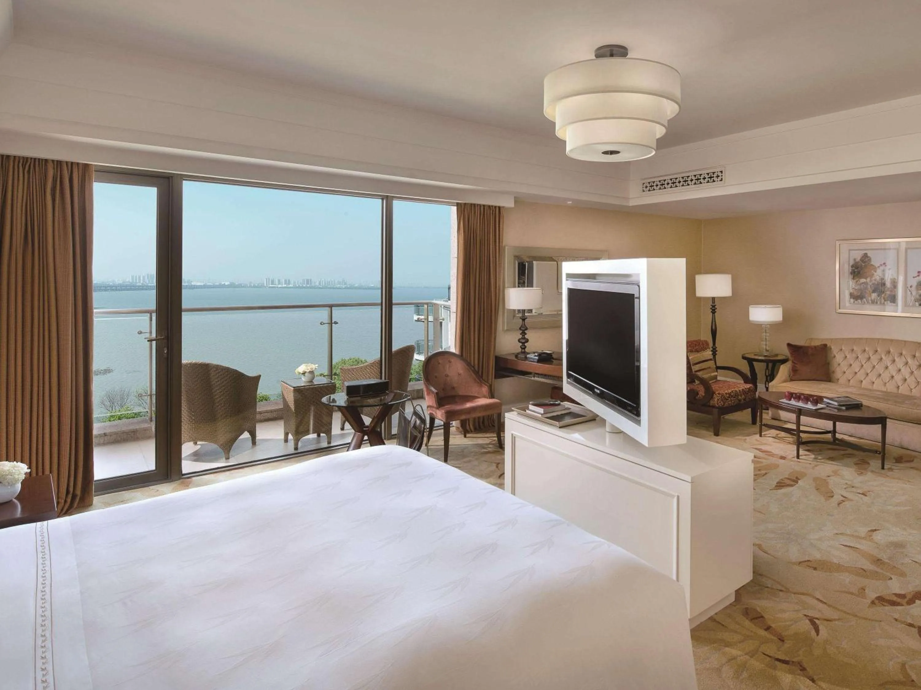 Photo of the whole room, Bed in Fairmont Yangcheng Lake