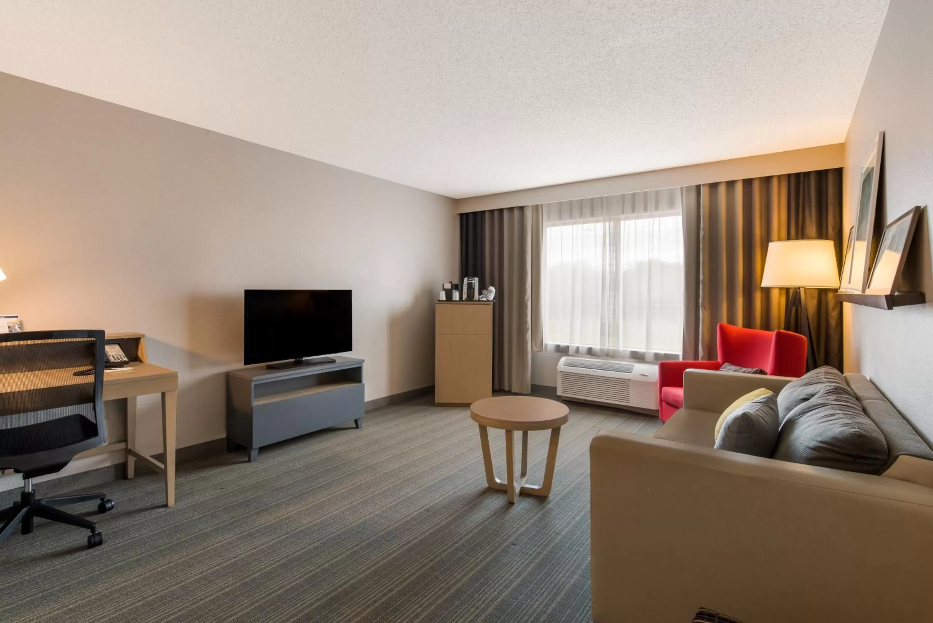 Living room in Country Inn & Suites by Radisson, Wichita East, KS