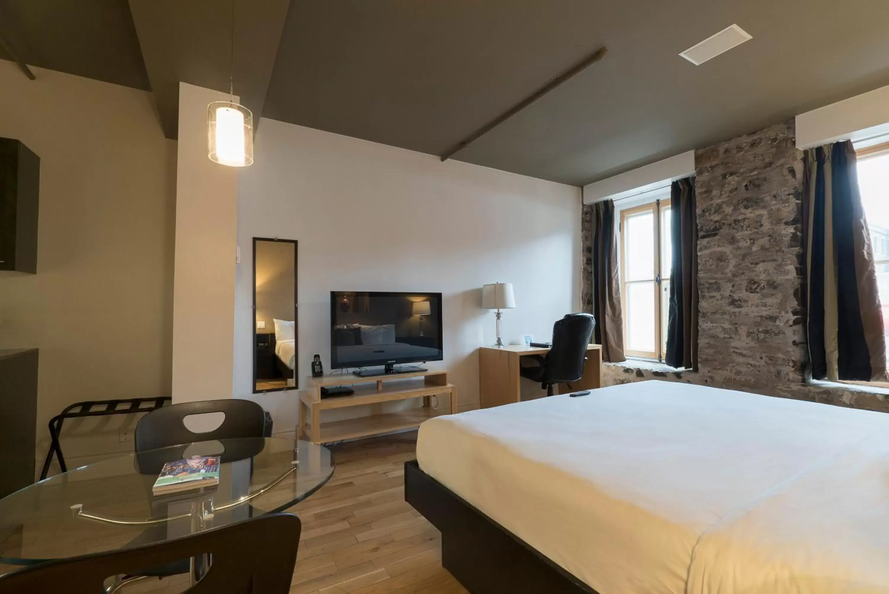 Deluxe Room / Kitchenette / Animals Permitted on 1st floor ($) in Hotel Port-Royal Deluxe Room / Kitchenette / Animals Permitted on 1st floor ($) in Hotel Port-Royal