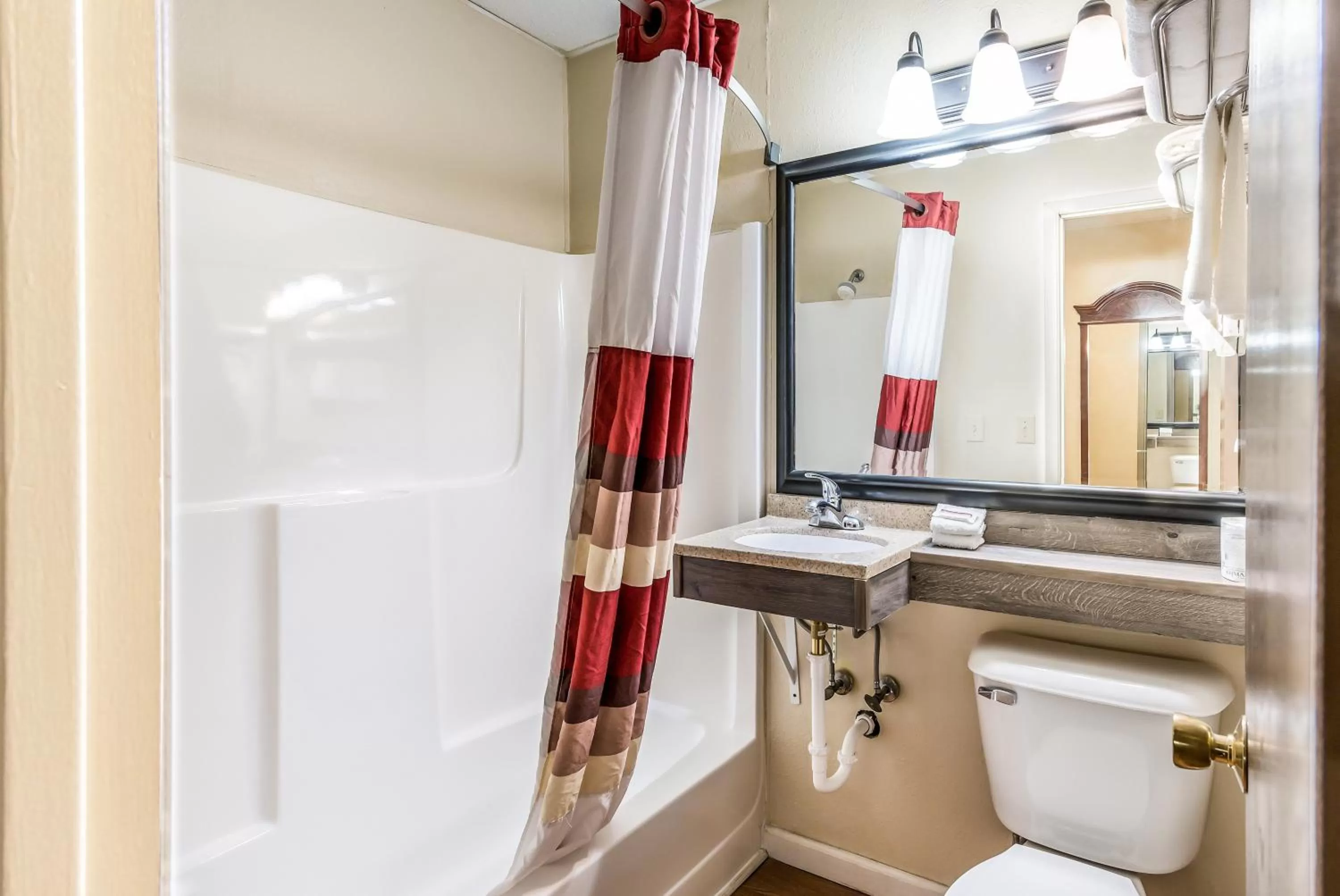 Bathroom in Red Roof Inn & Suites Wapakoneta