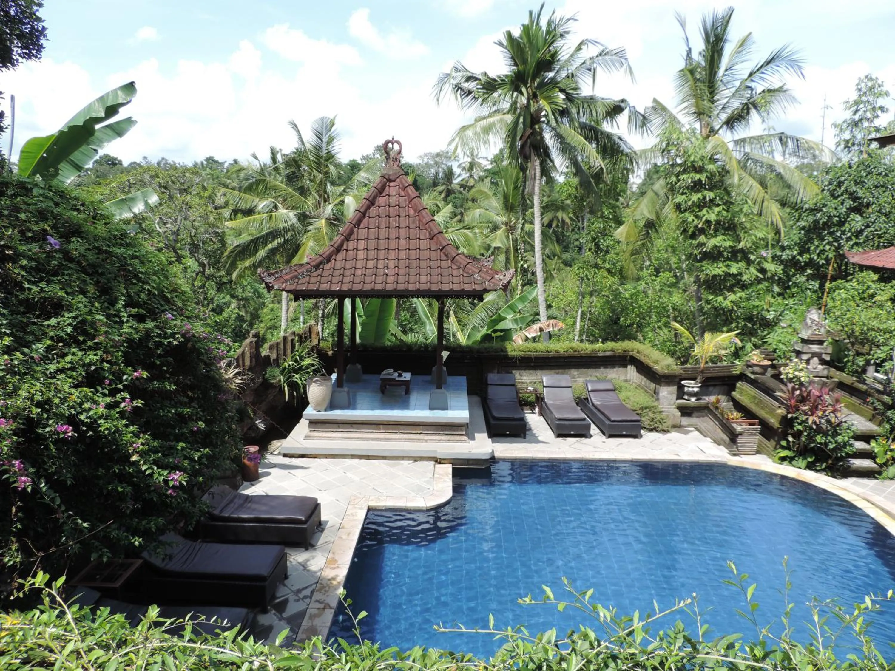 Swimming pool in Nick's Hidden Cottages by Mahaputra