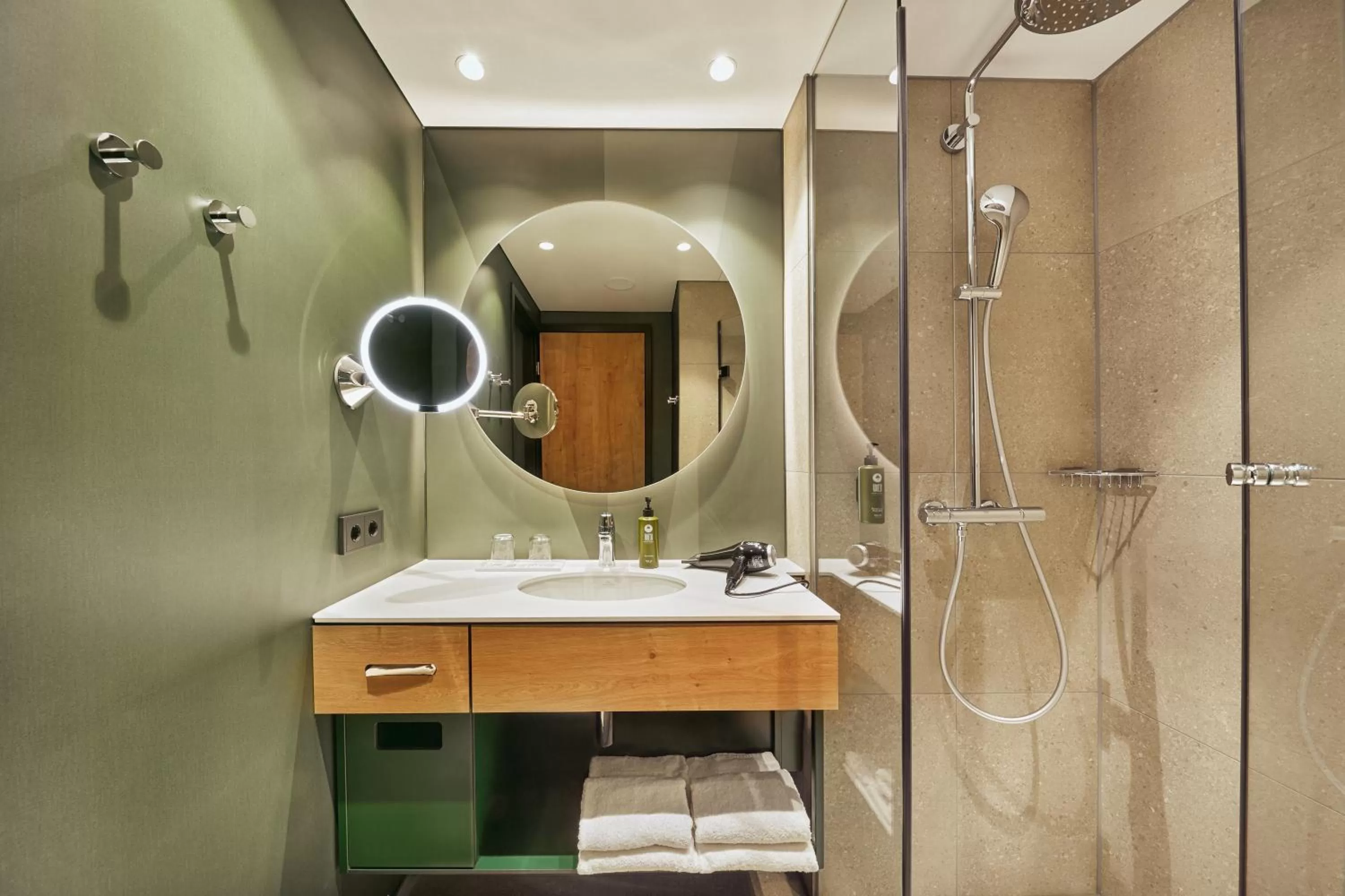 Shower in H+ Hotel Frankfurt Eschborn