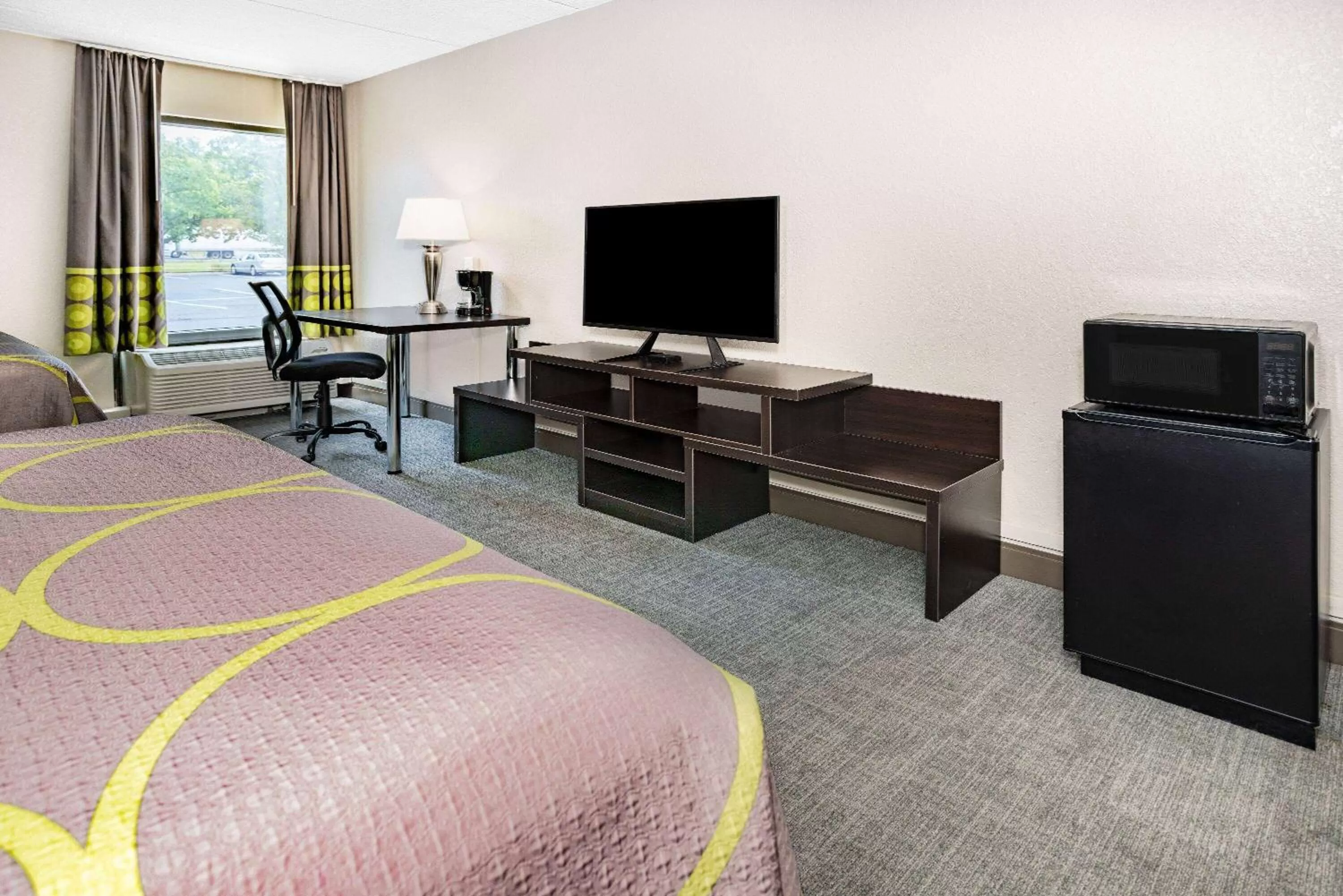 Photo of the whole room, Bed in Super 8 by Wyndham Mount Laurel
