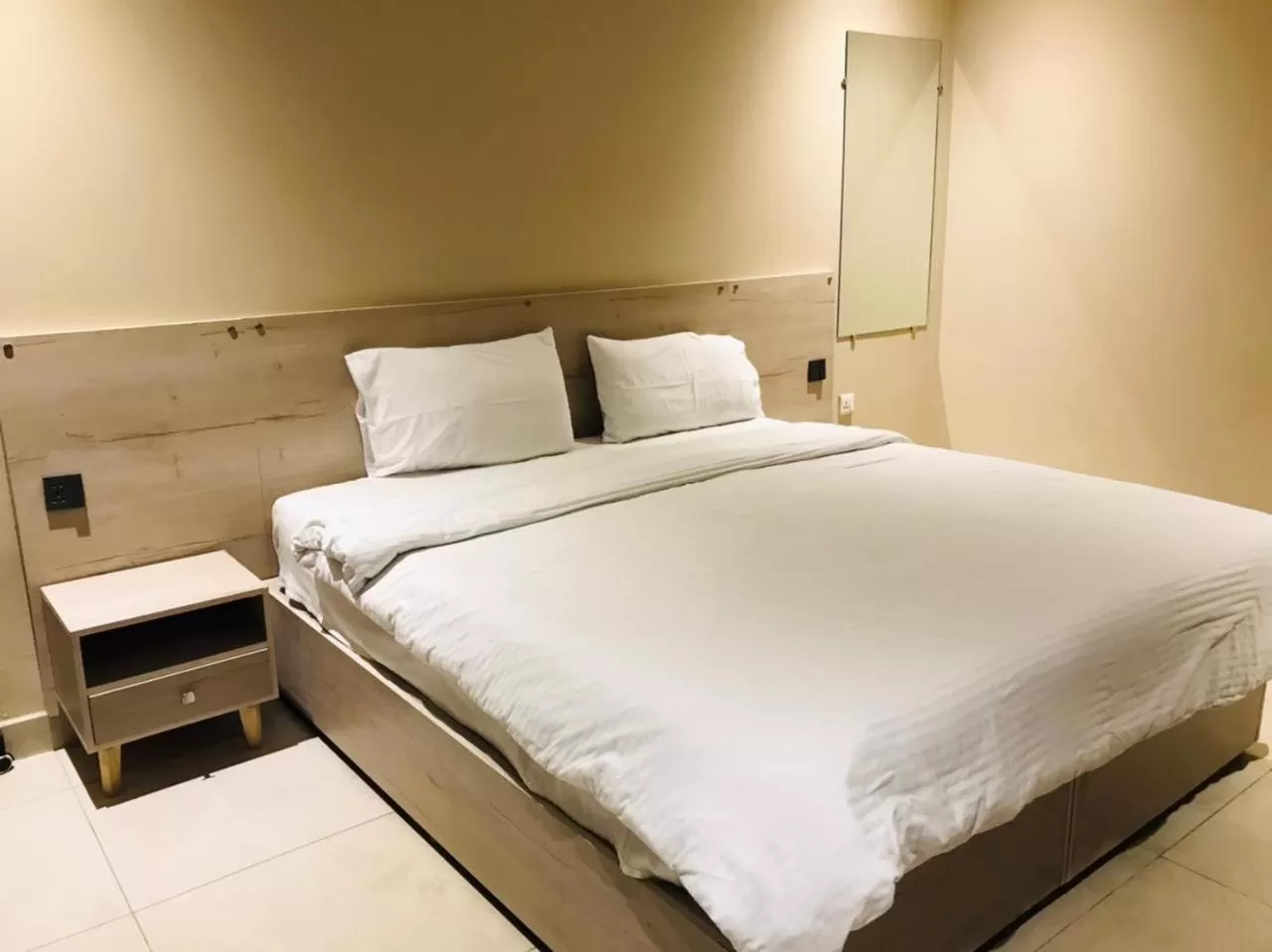 Bedroom, Bed in Hamsun Shahrah-e-Faisal