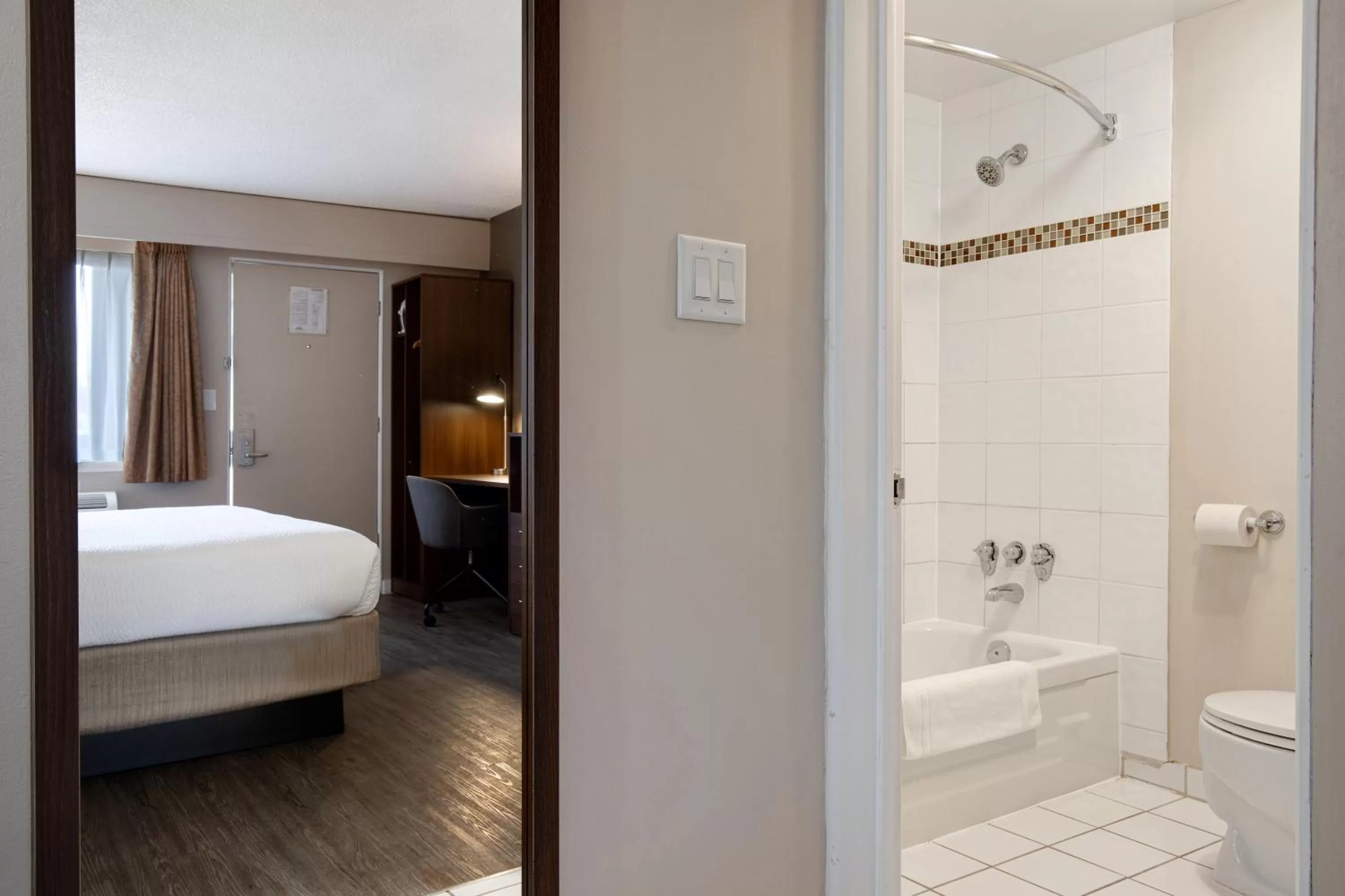 Bath in Days Inn by Wyndham Victoria Uptown