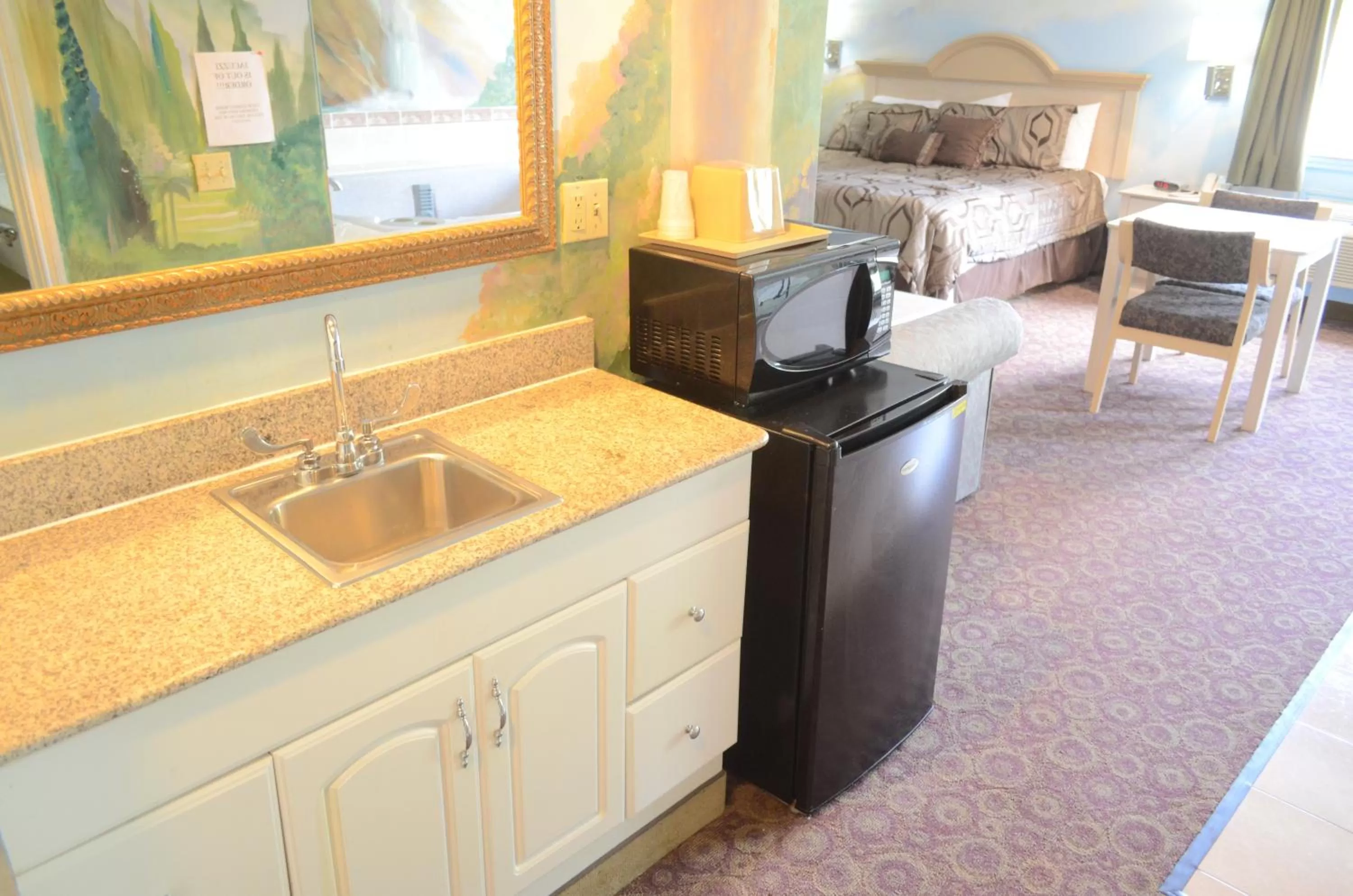 Kitchen or kitchenette, Bed in Scottish Inn and Suites NRG Park/Texas Medical Center - Houston