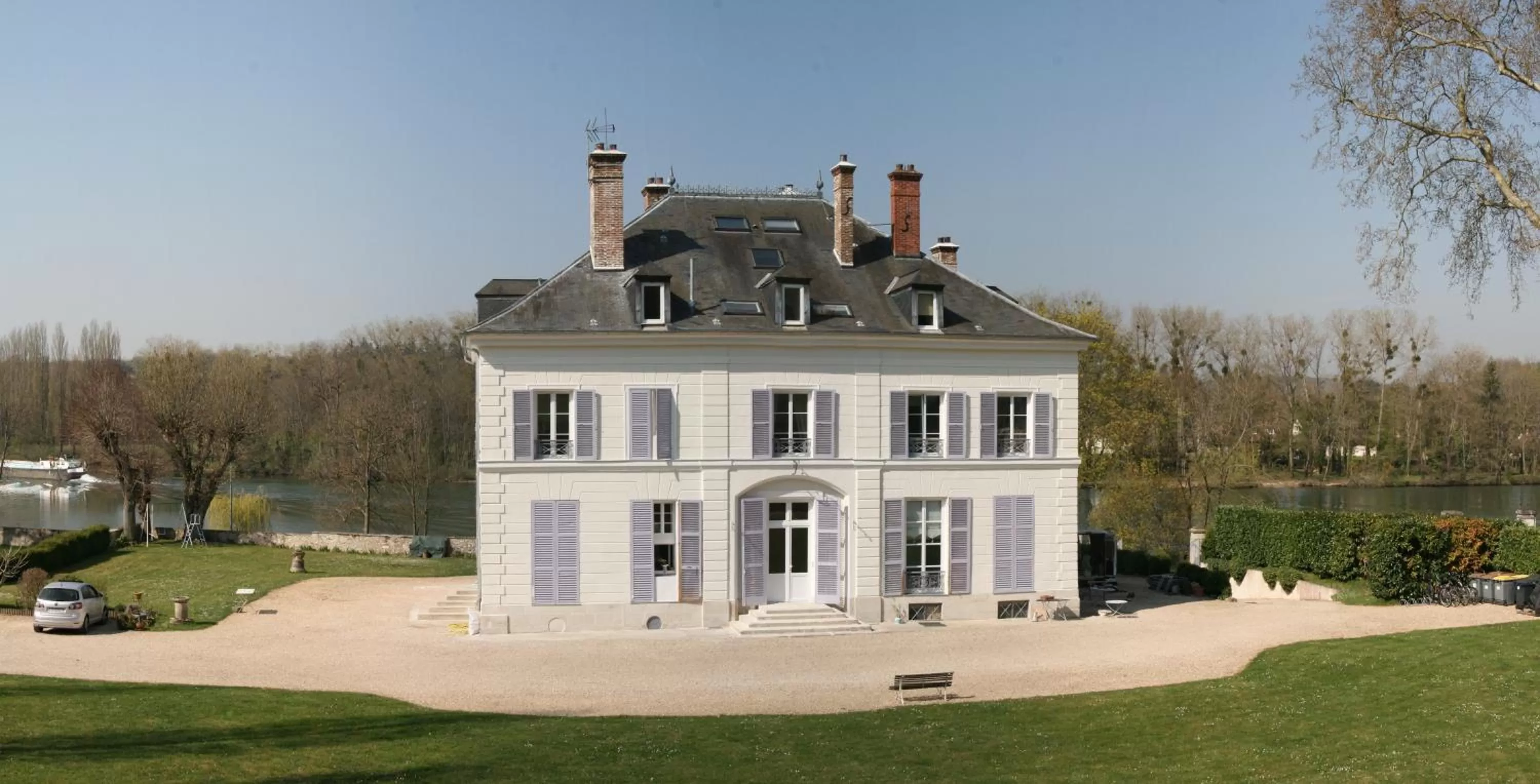 Property building in La Grande Maison