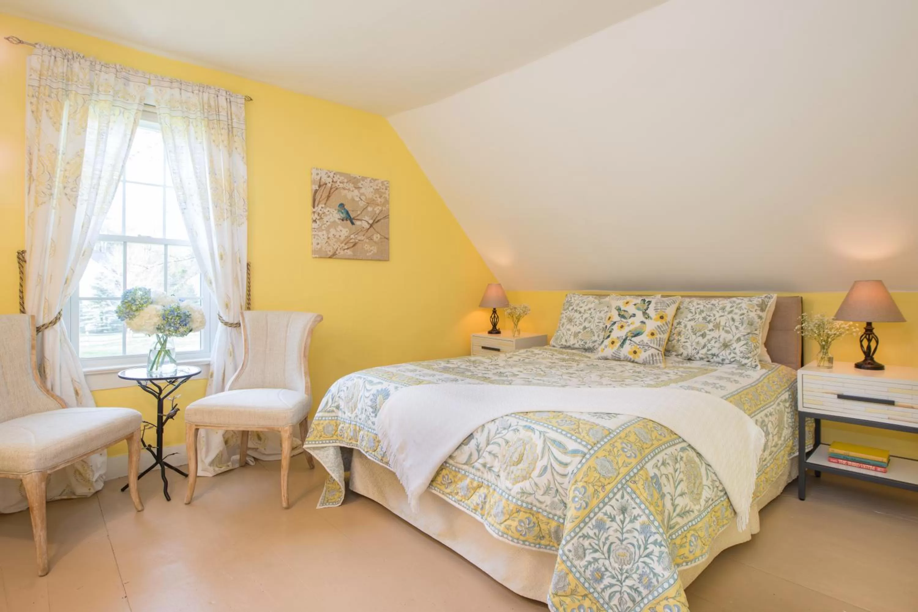 Bed in The Lincoln Inn & Restaurant At The Covered Bridge