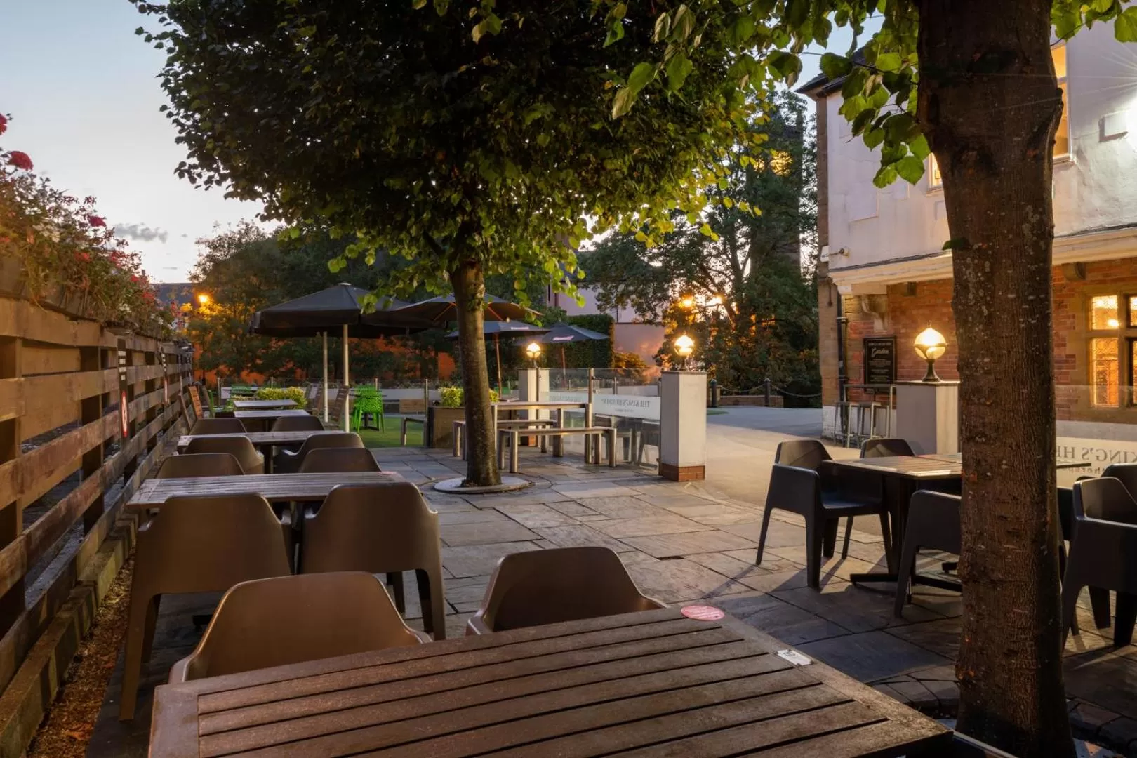 Patio, Restaurant/Places to Eat in The Kings Head Inn Wetherspoon