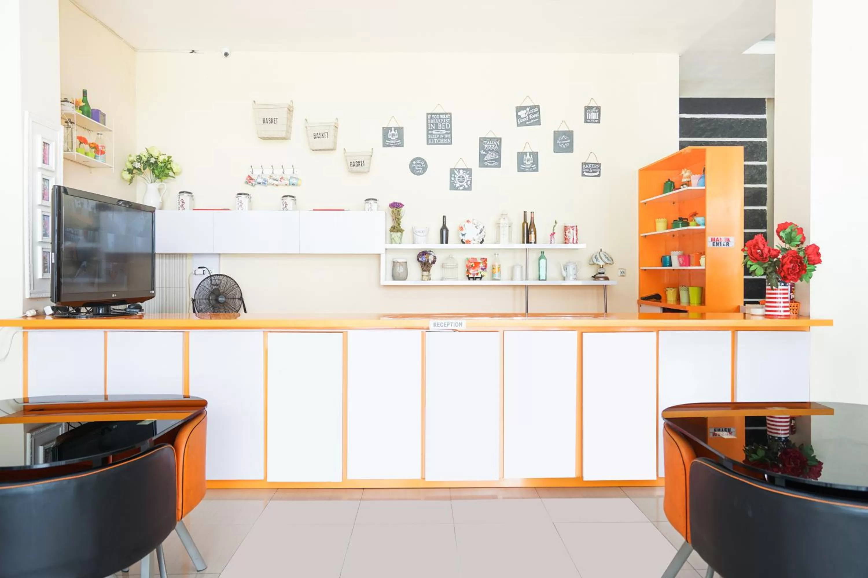 Lobby or reception in Pratisarawirya Guesthouse by ecommerceloka