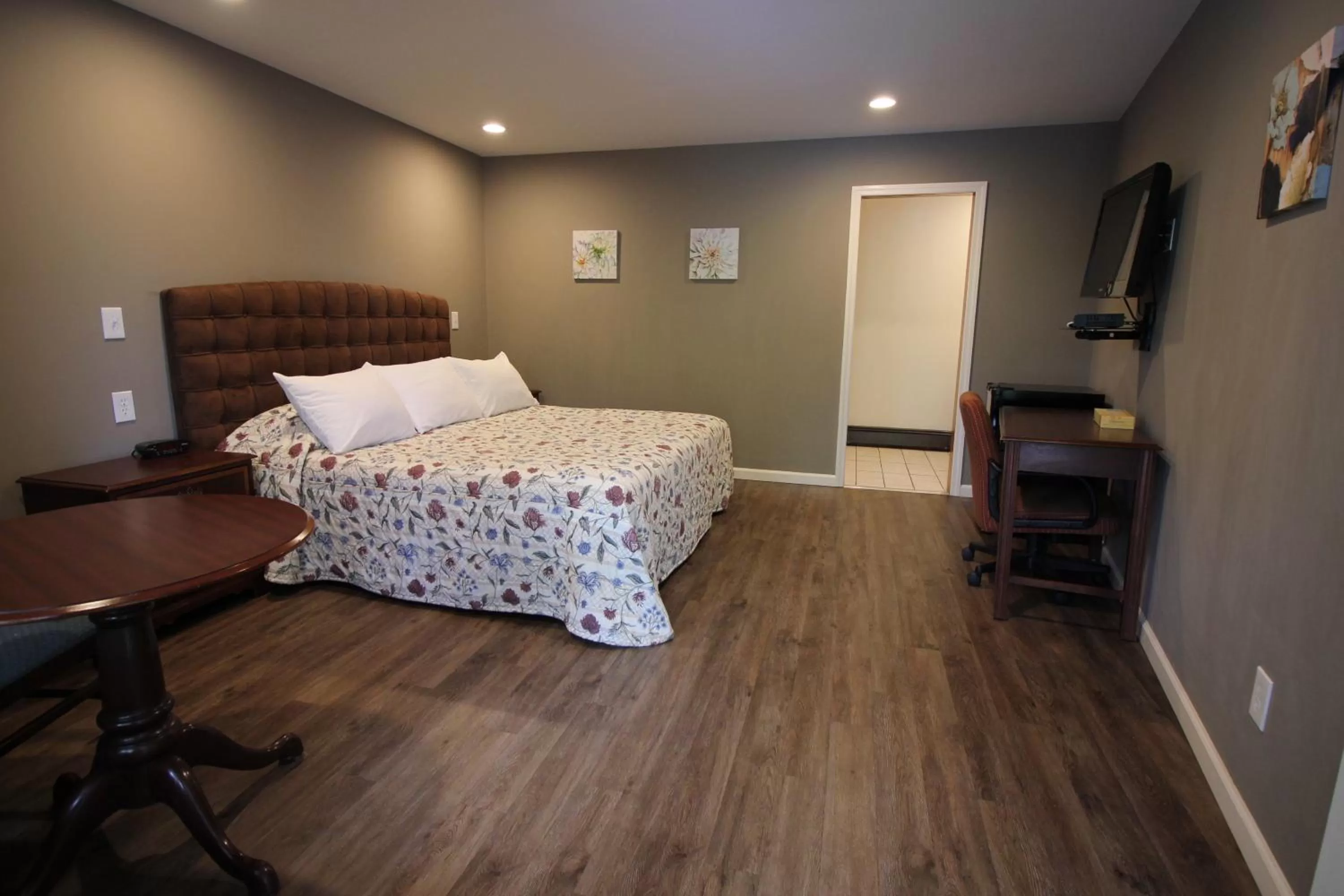 Standard King Room in Heidi's Inn