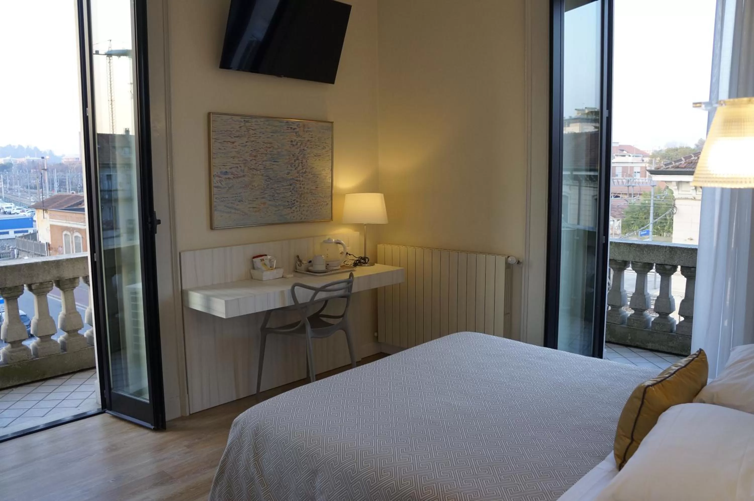 View (from property/room), Bed in Hotel La Nuova Rotaia